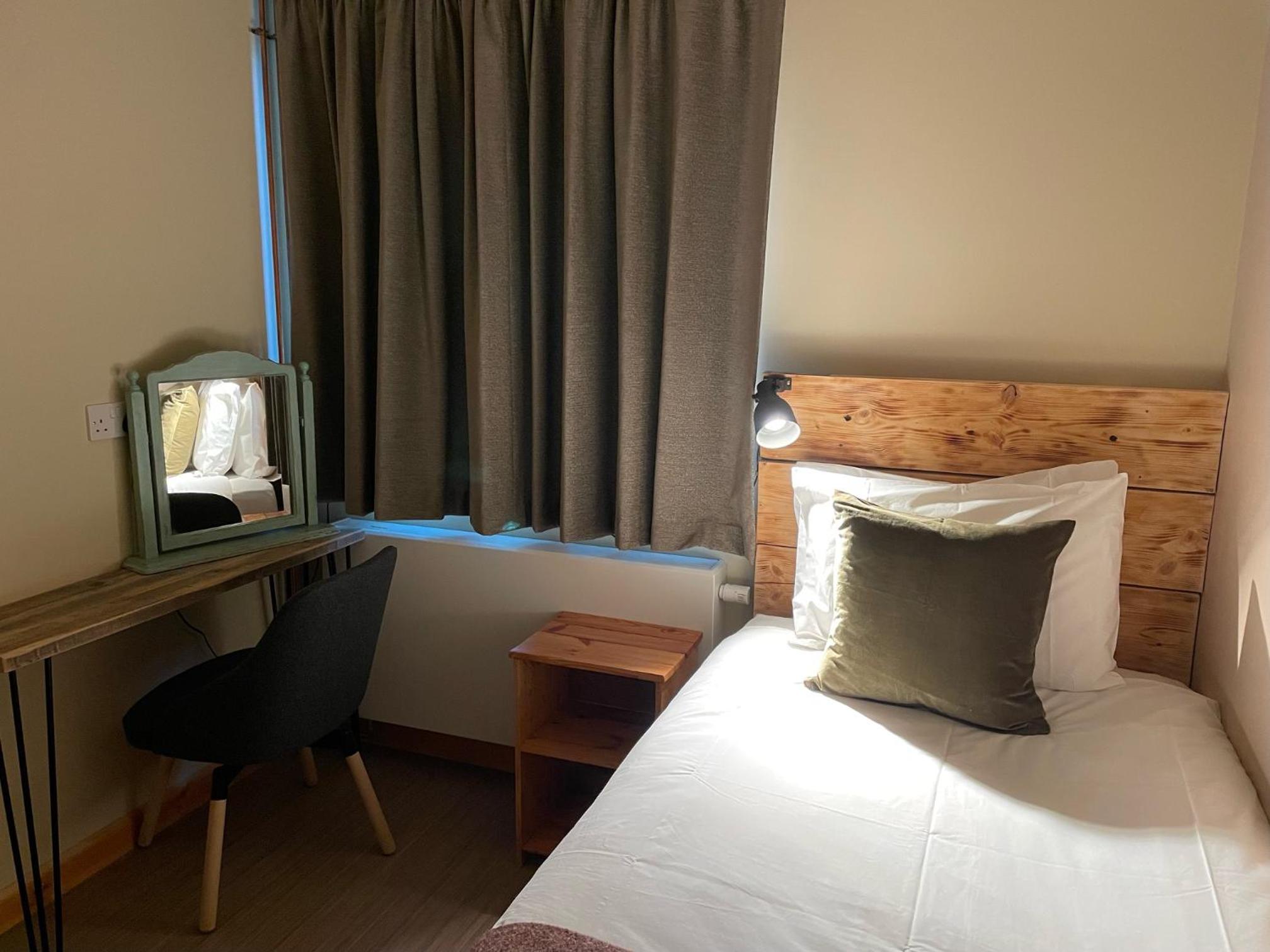 Twin Room - Disability Access - Photo 1