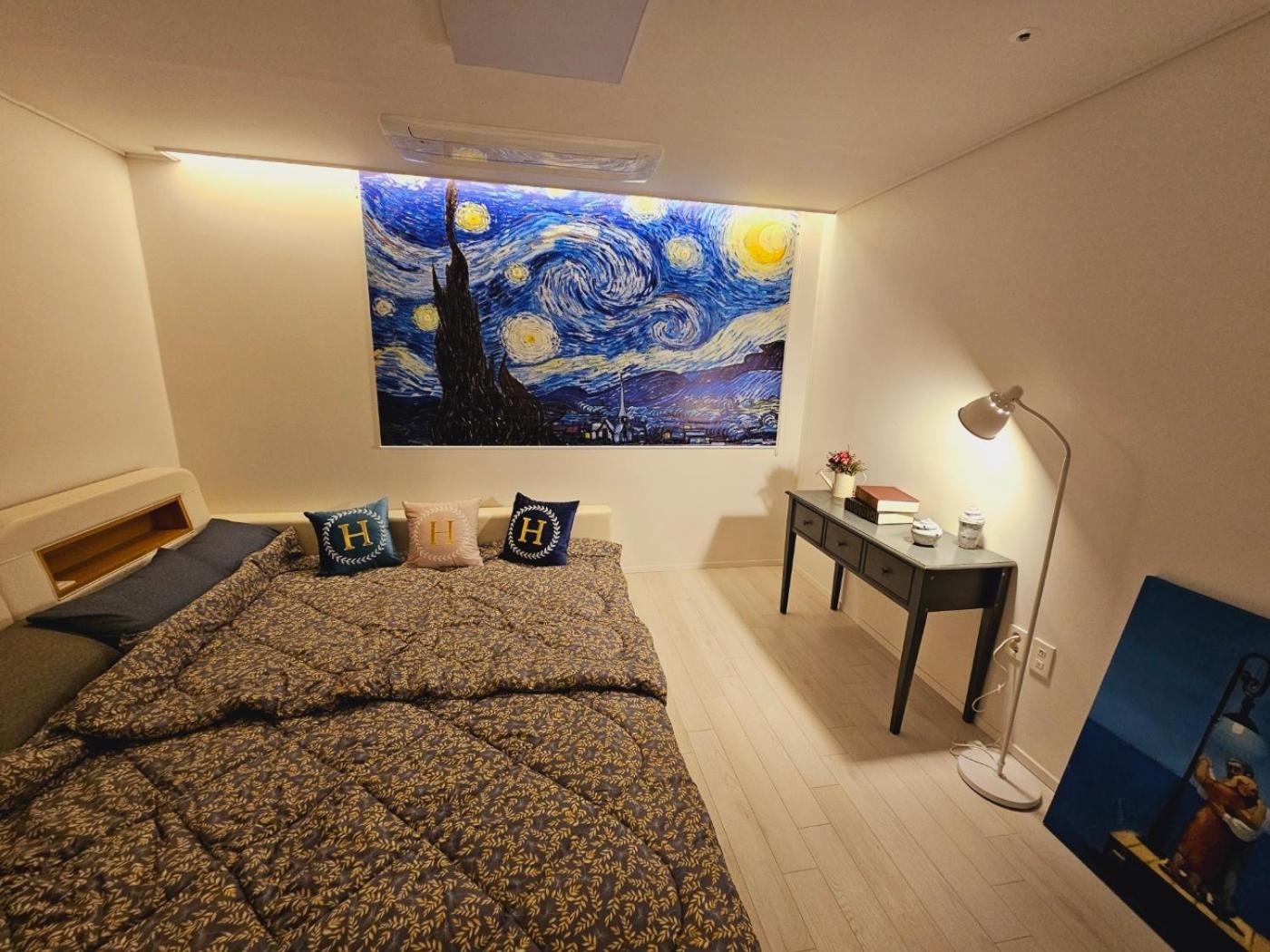 One-Bedroom Apartment photo 1