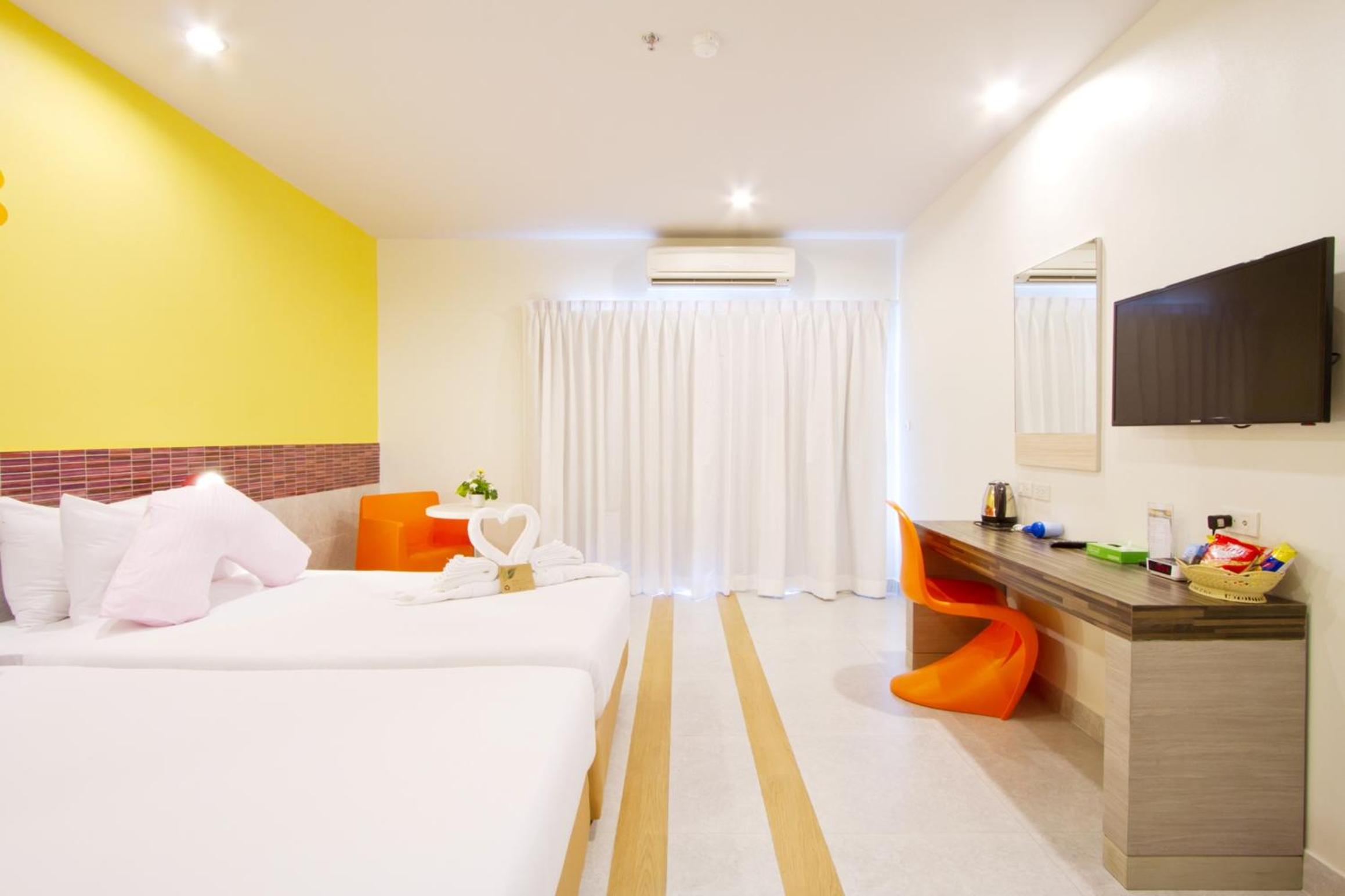 Deluxe Twin Room with Pool View - Photo 4