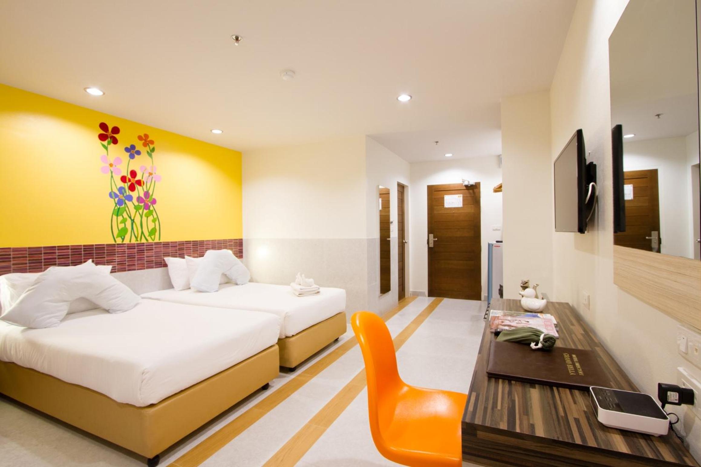 Deluxe Twin Room with Pool View - Photo 1