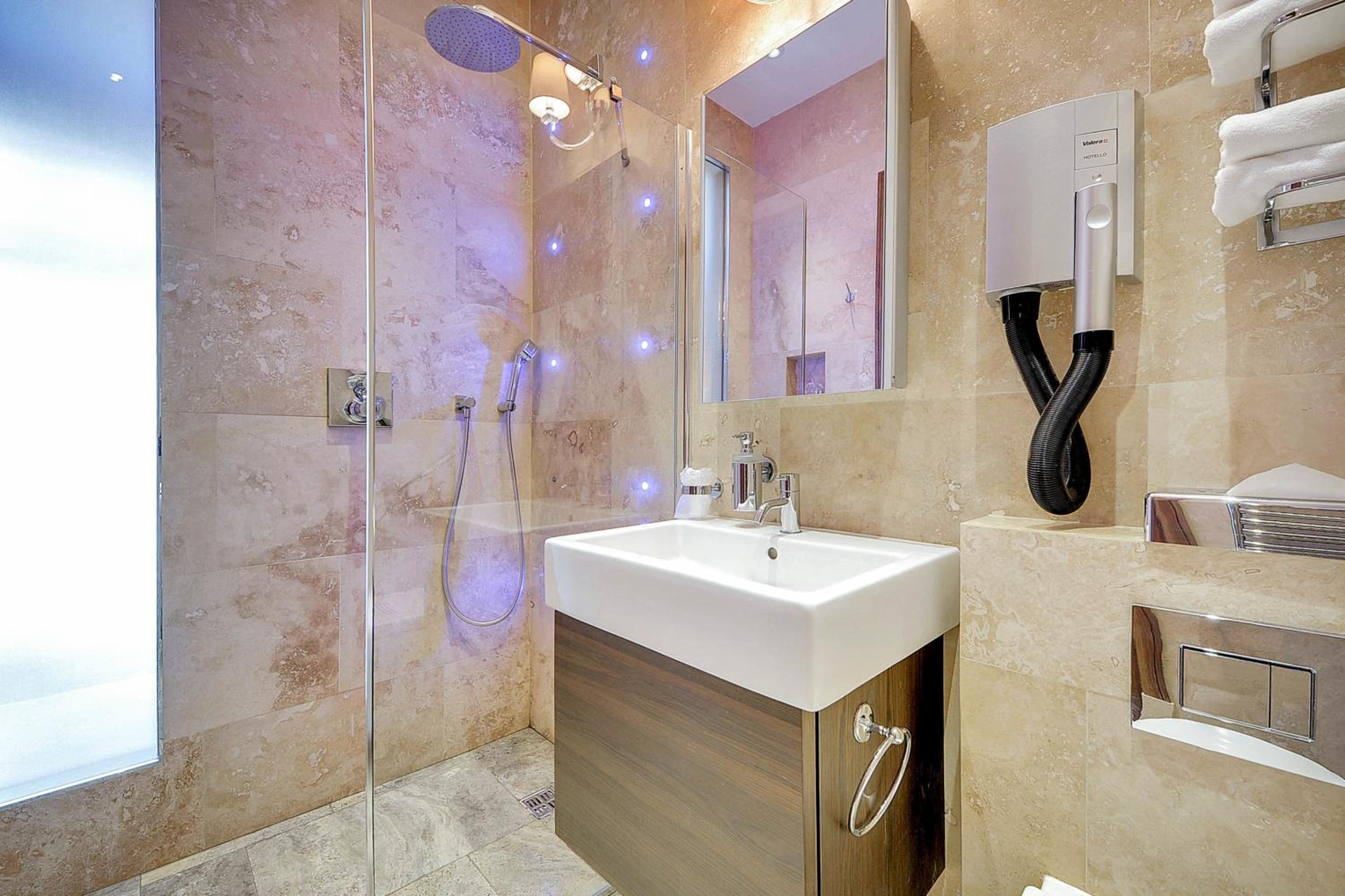 Double Room - Photo 4