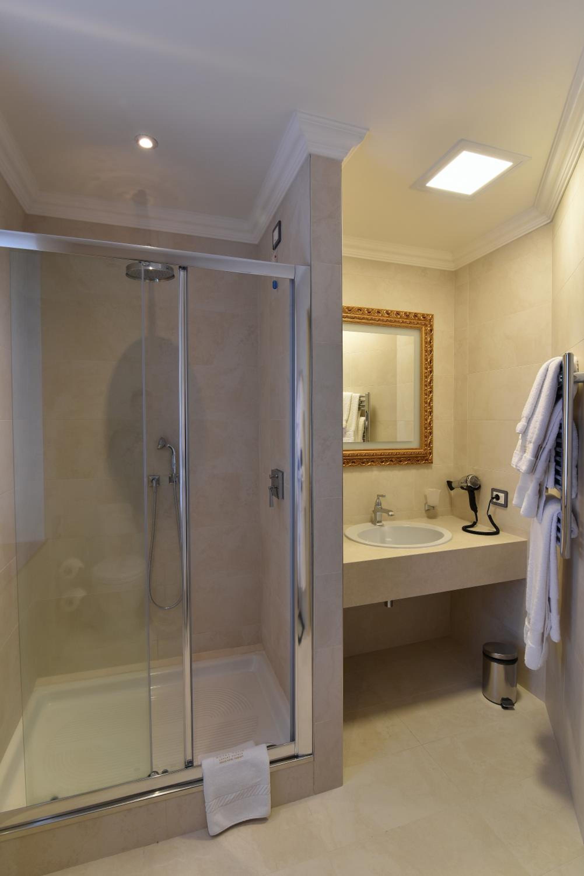 Deluxe Queen Room photo 3