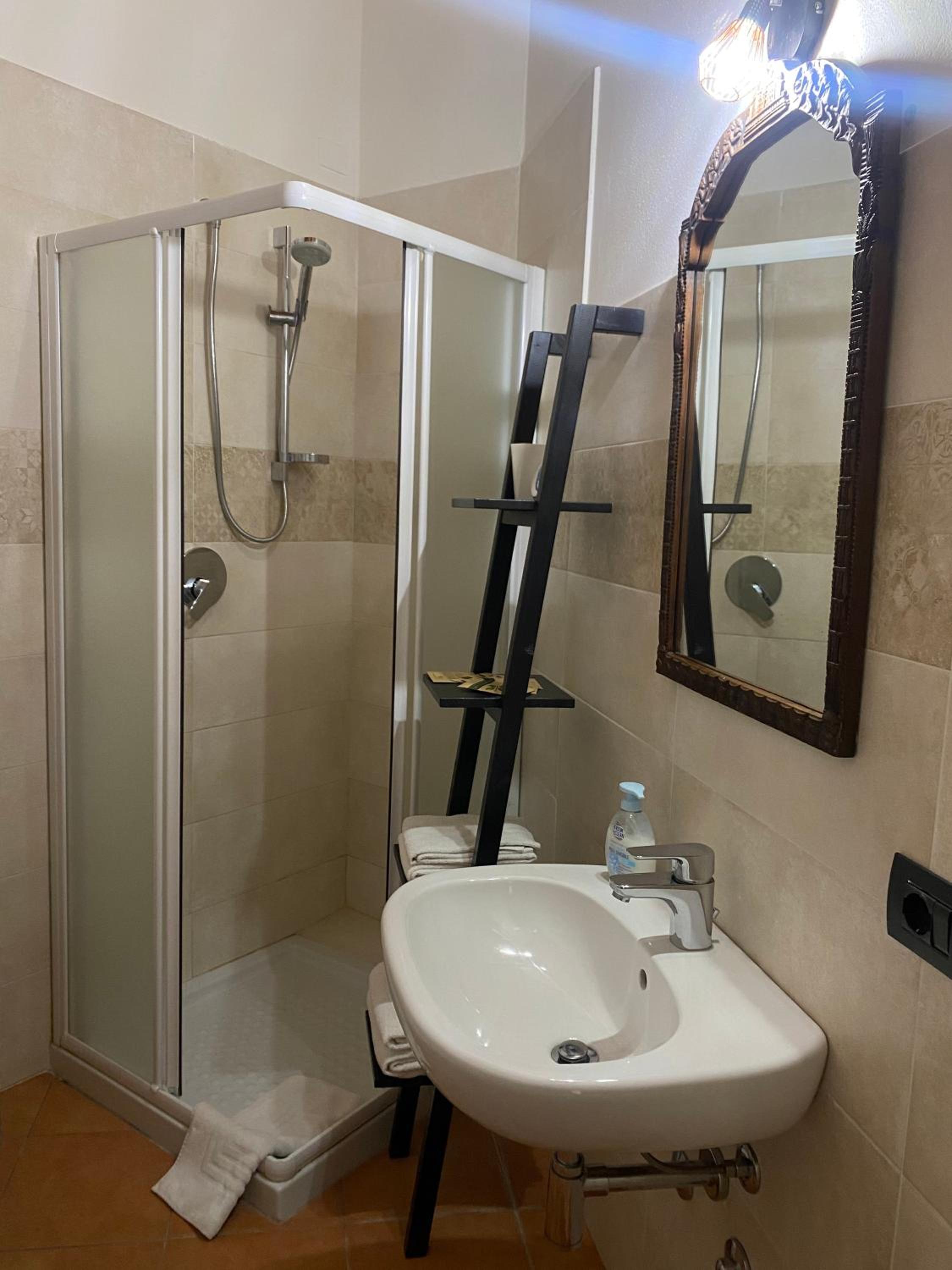 Double Room with Extra Bed - Photo 10