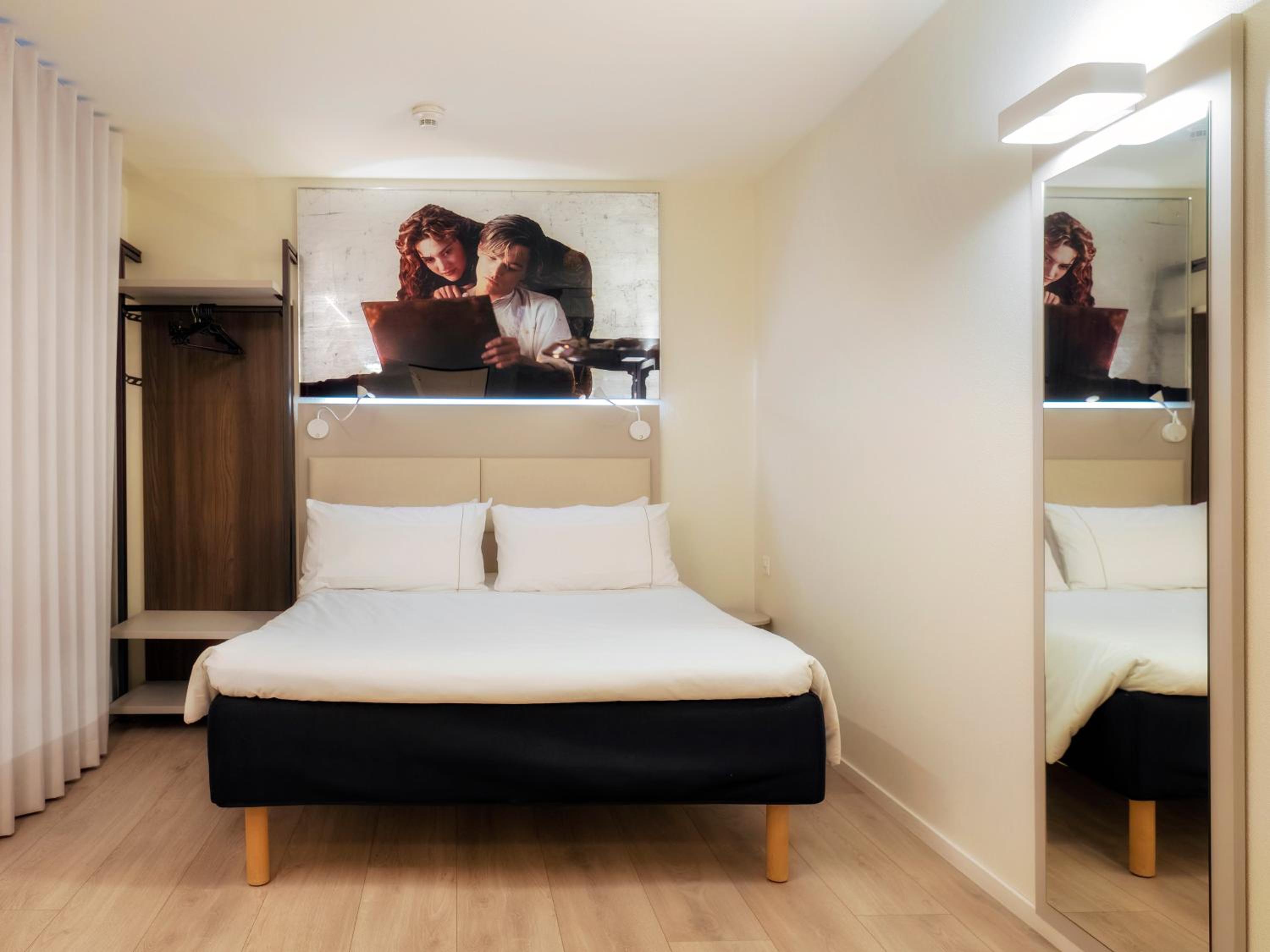 Wheelchair Accessible Room with One Double Bed - Photo 1