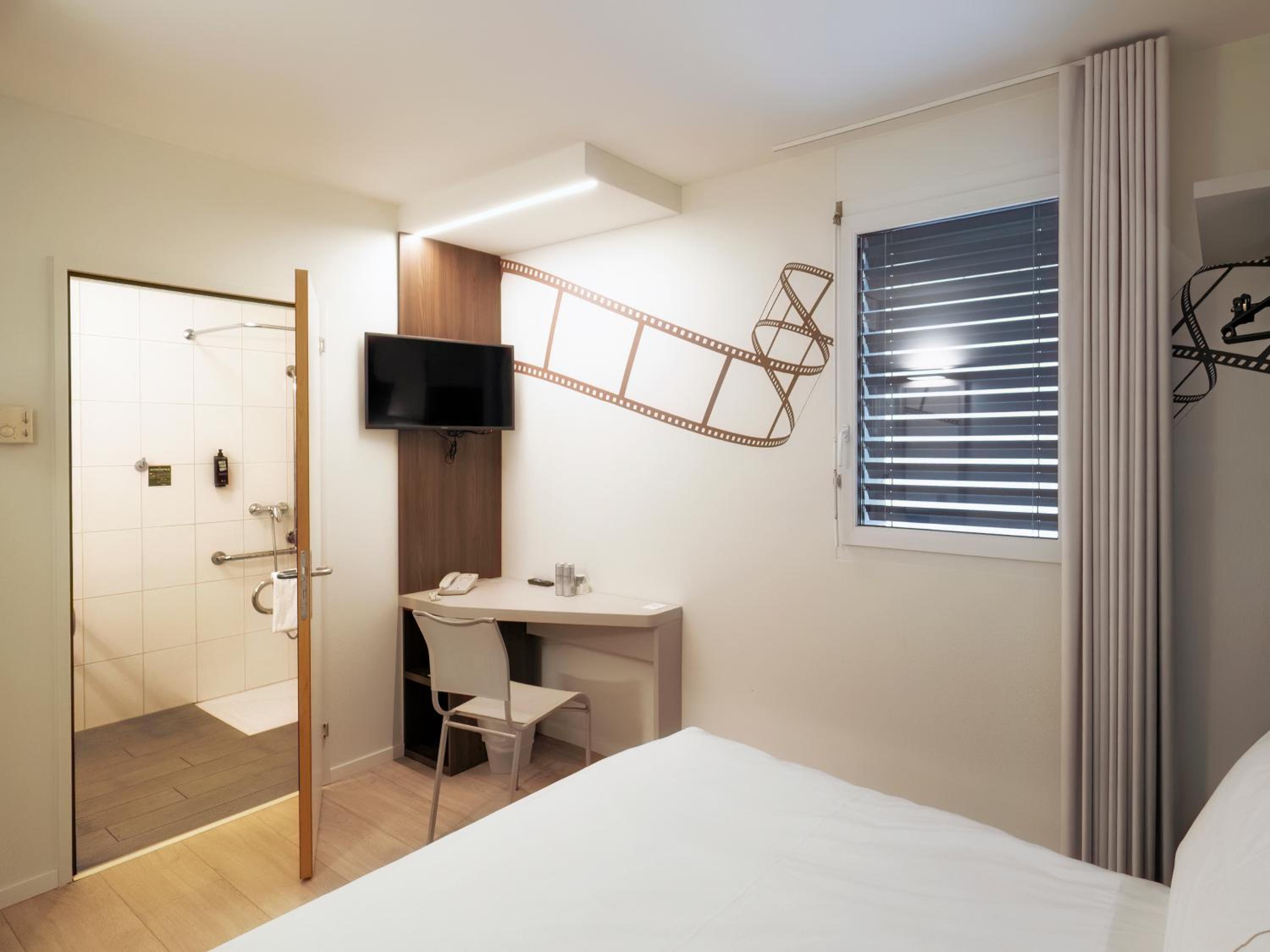 Wheelchair Accessible Room with One Double Bed - Photo 2