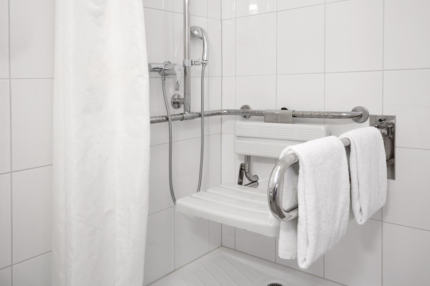 Wheelchair Accessible Room with One Double Bed - Photo 4