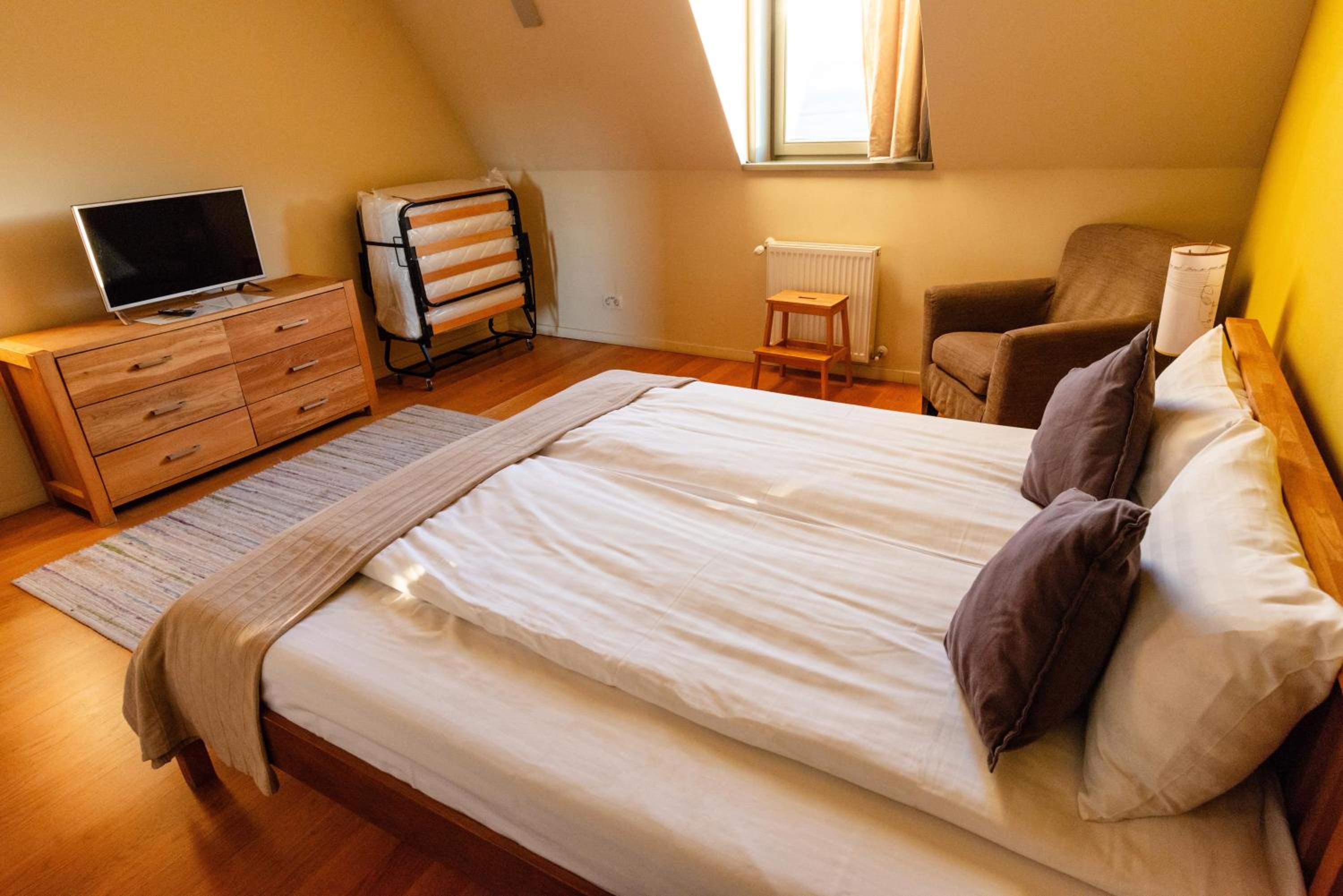 Deluxe Family Suite - Photo 13