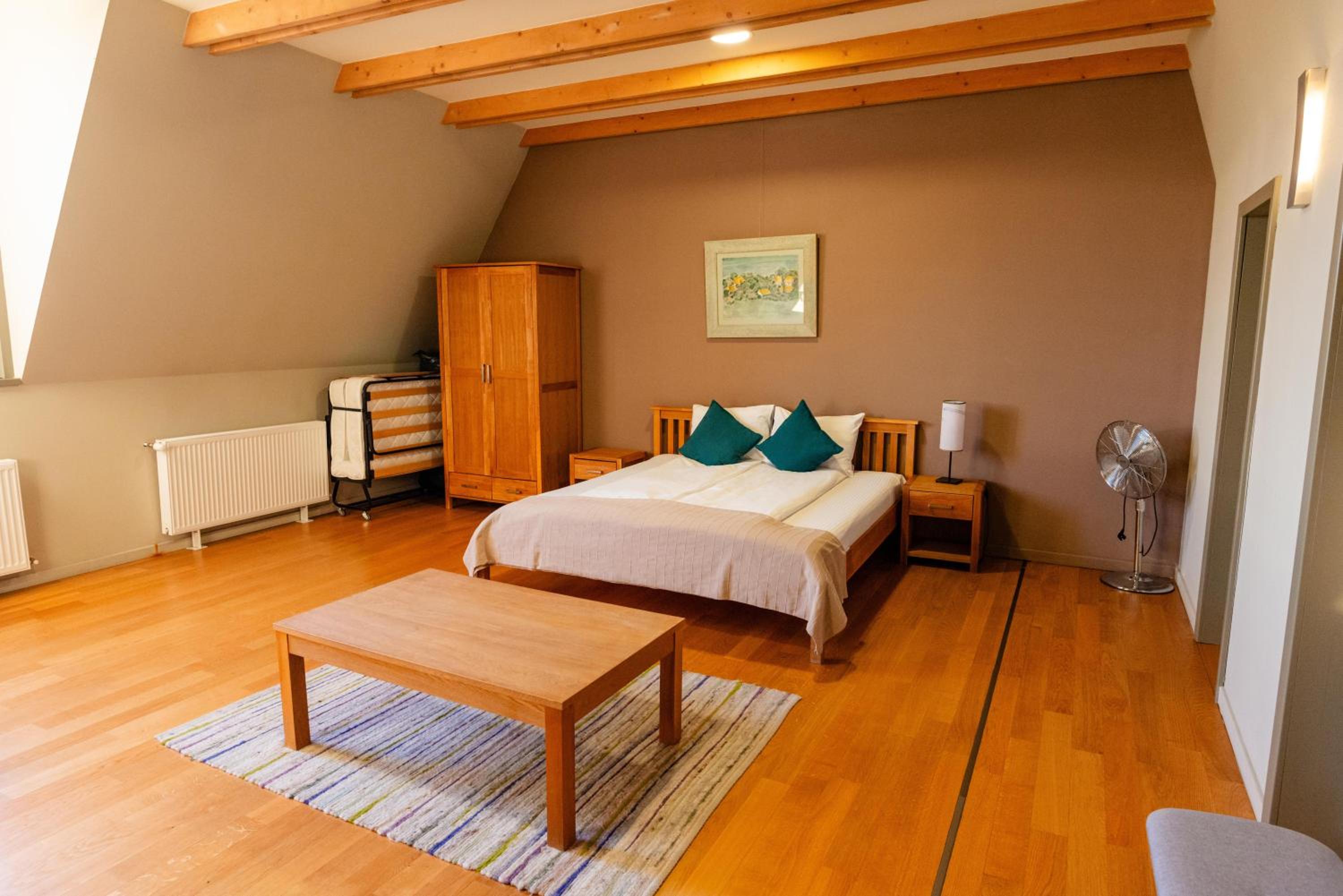 Deluxe Family Suite - Photo 8