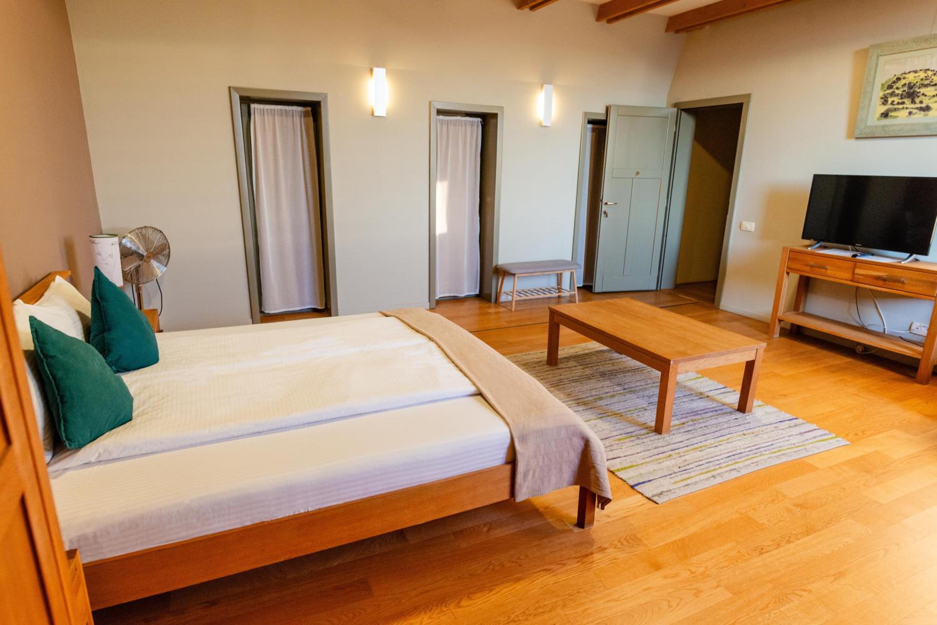 Deluxe Family Suite - Photo 9