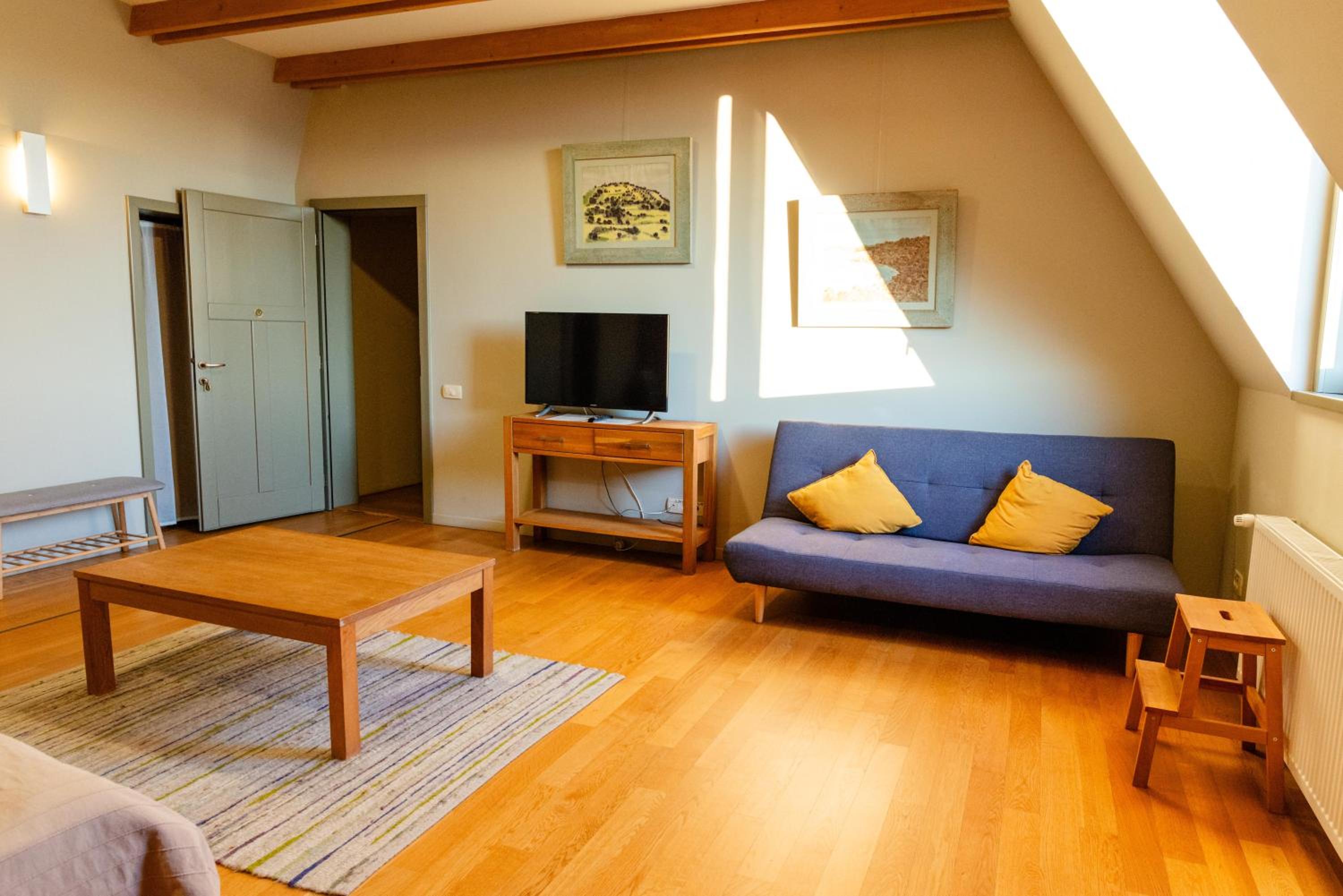 Deluxe Family Suite - Photo 10