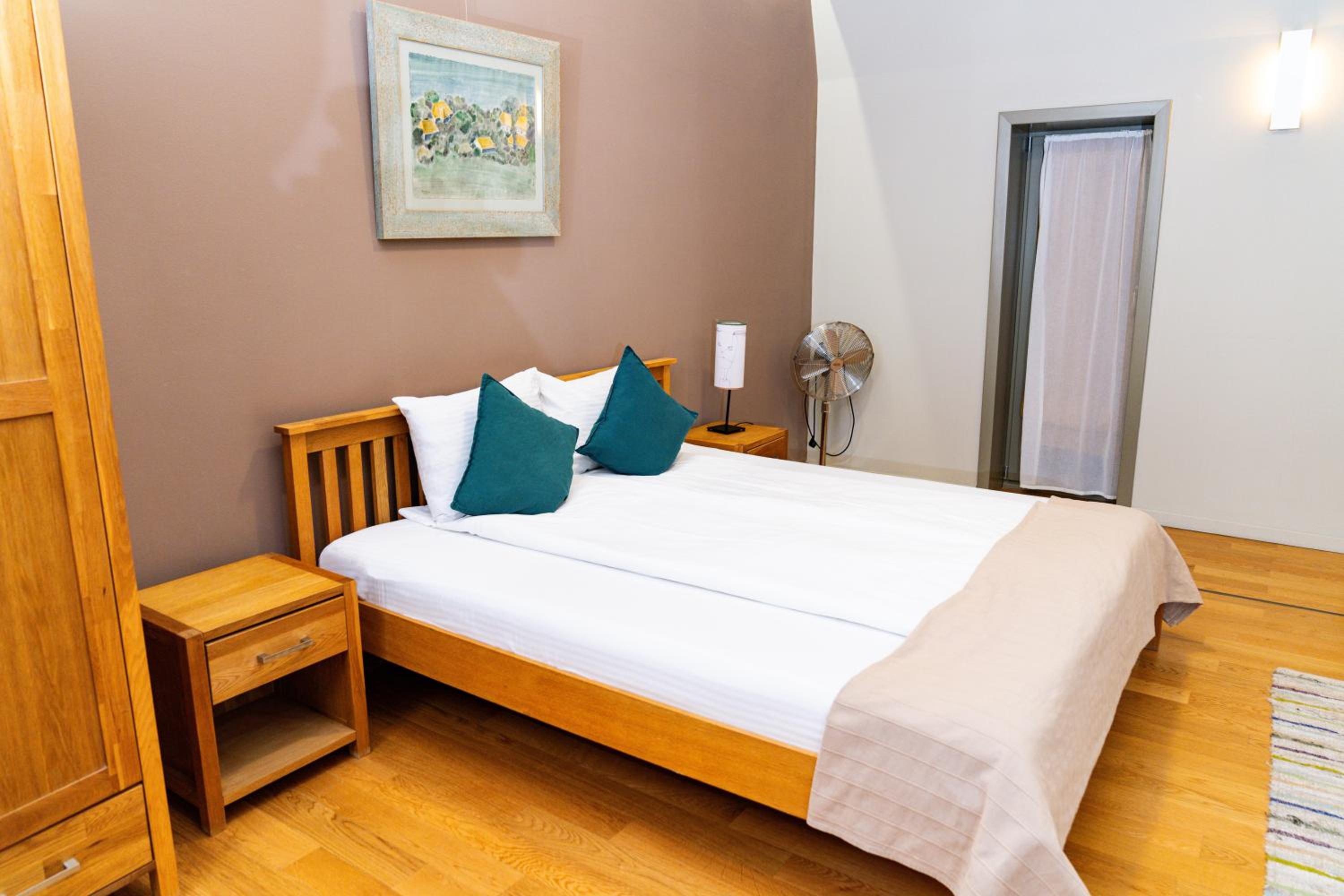 Deluxe Family Suite - Photo 12