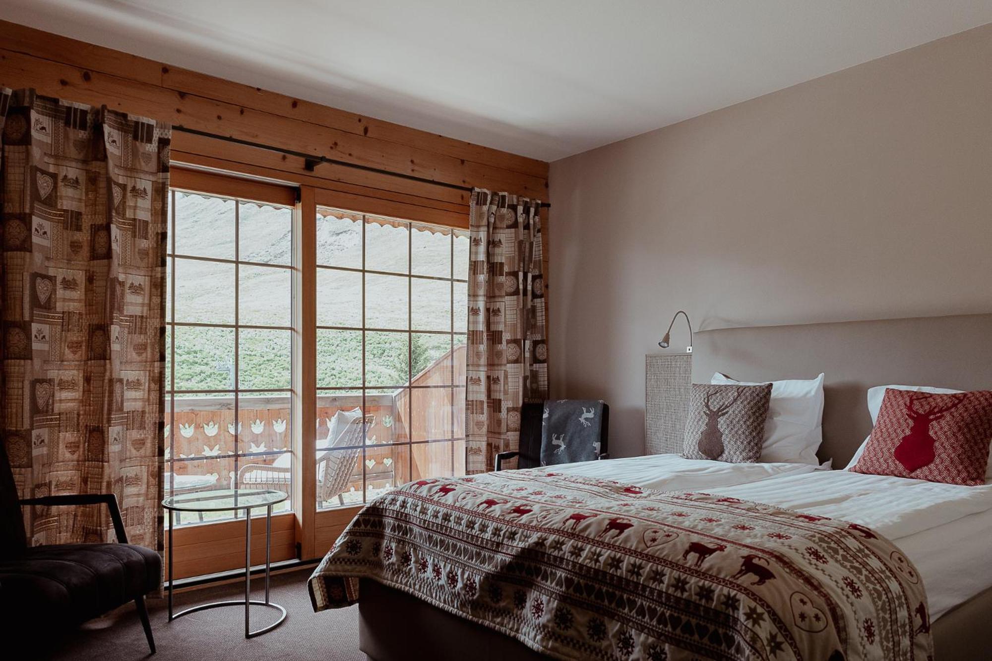 Double Room with Balcony and Mountain View