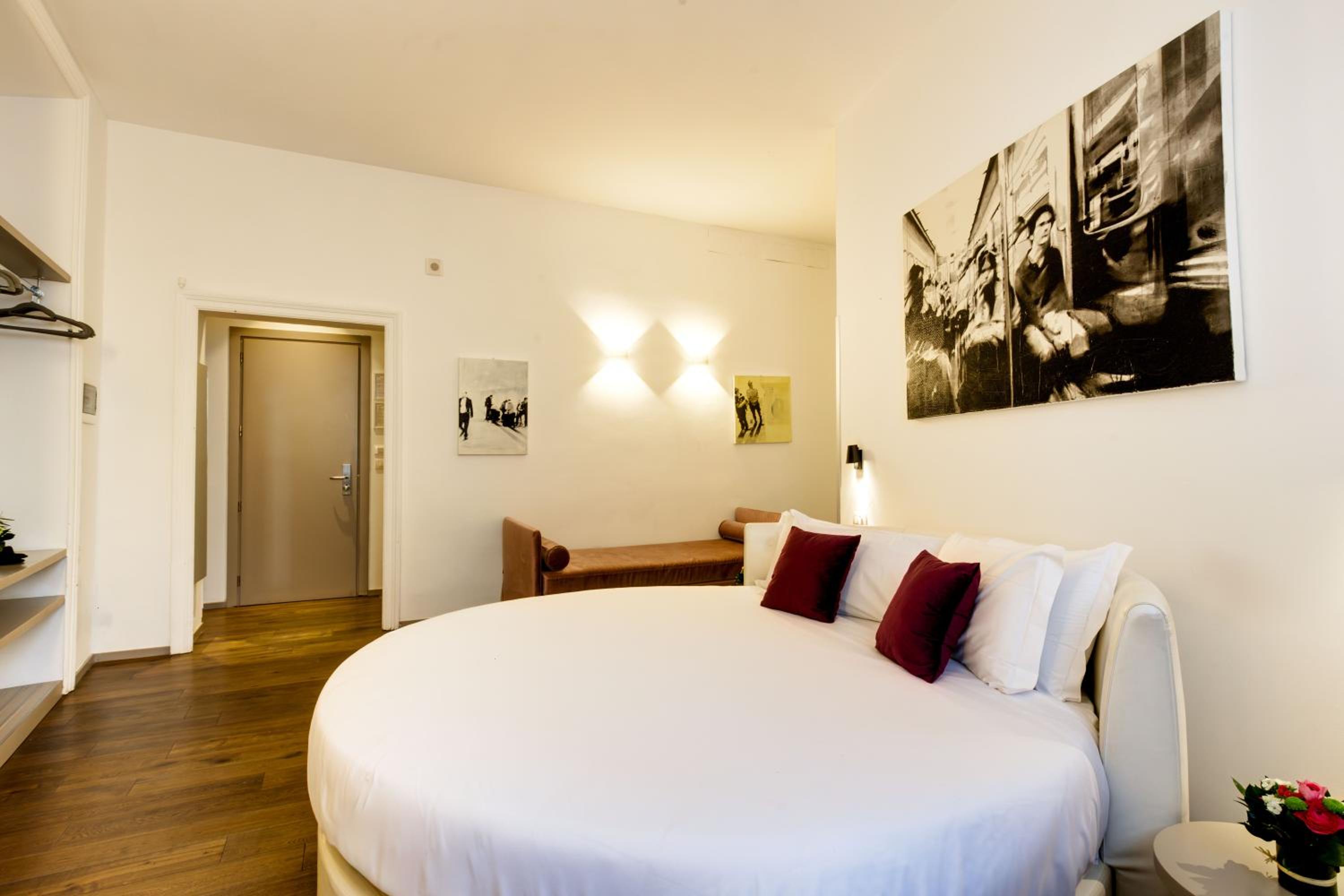 Deluxe Round Bed photo 3