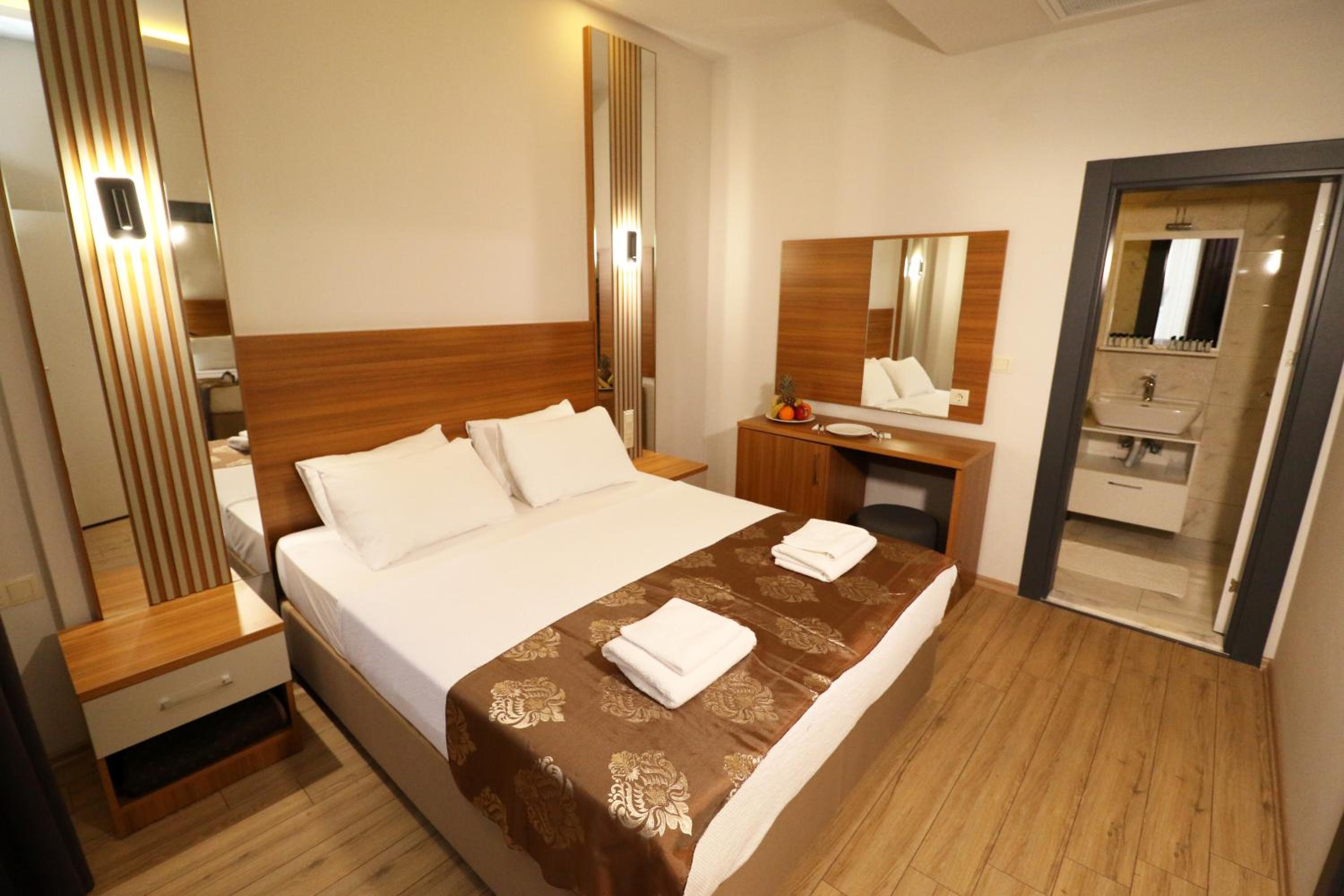Deluxe Queen Room - Photo 1