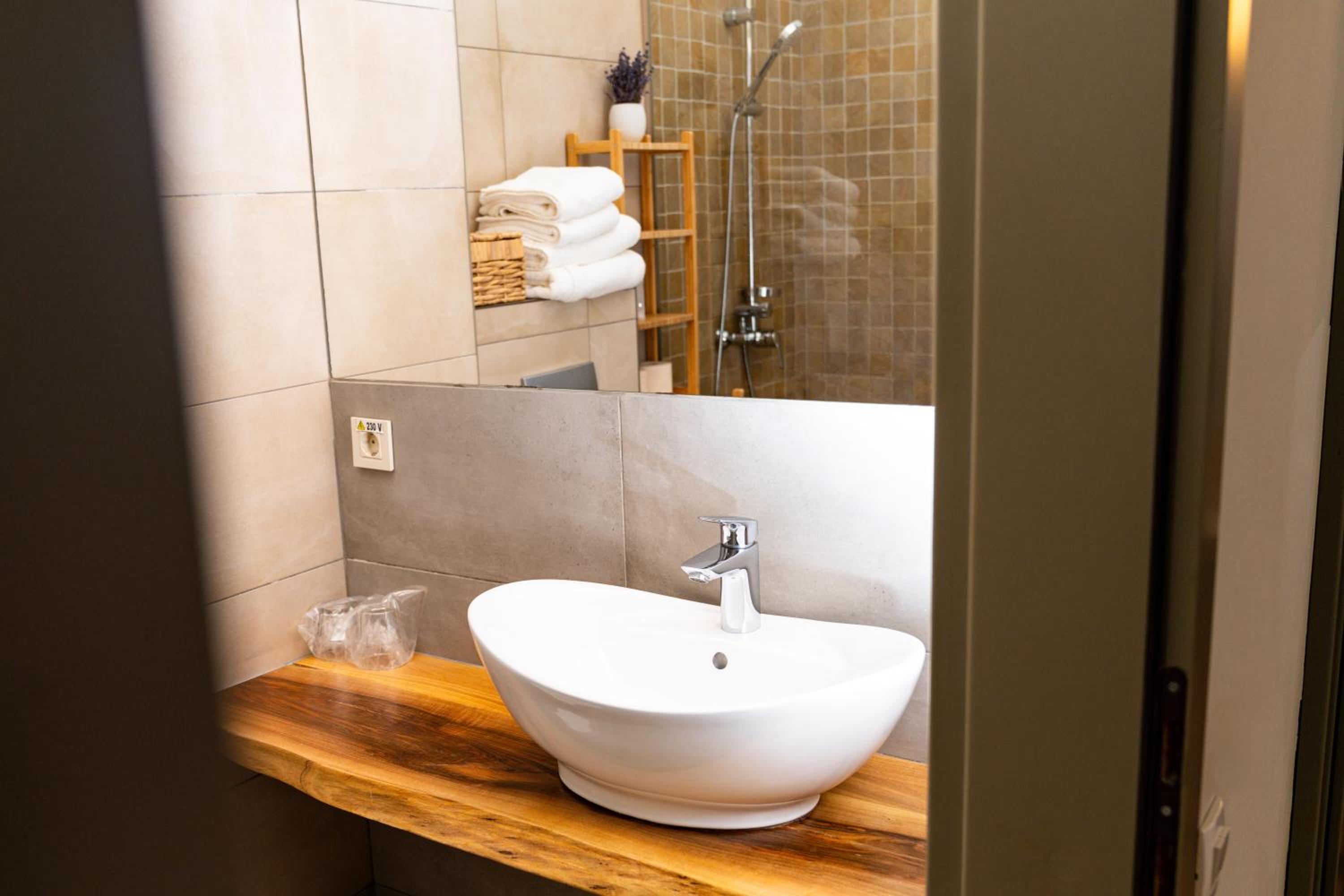 King Room - Disability Access - Photo 7