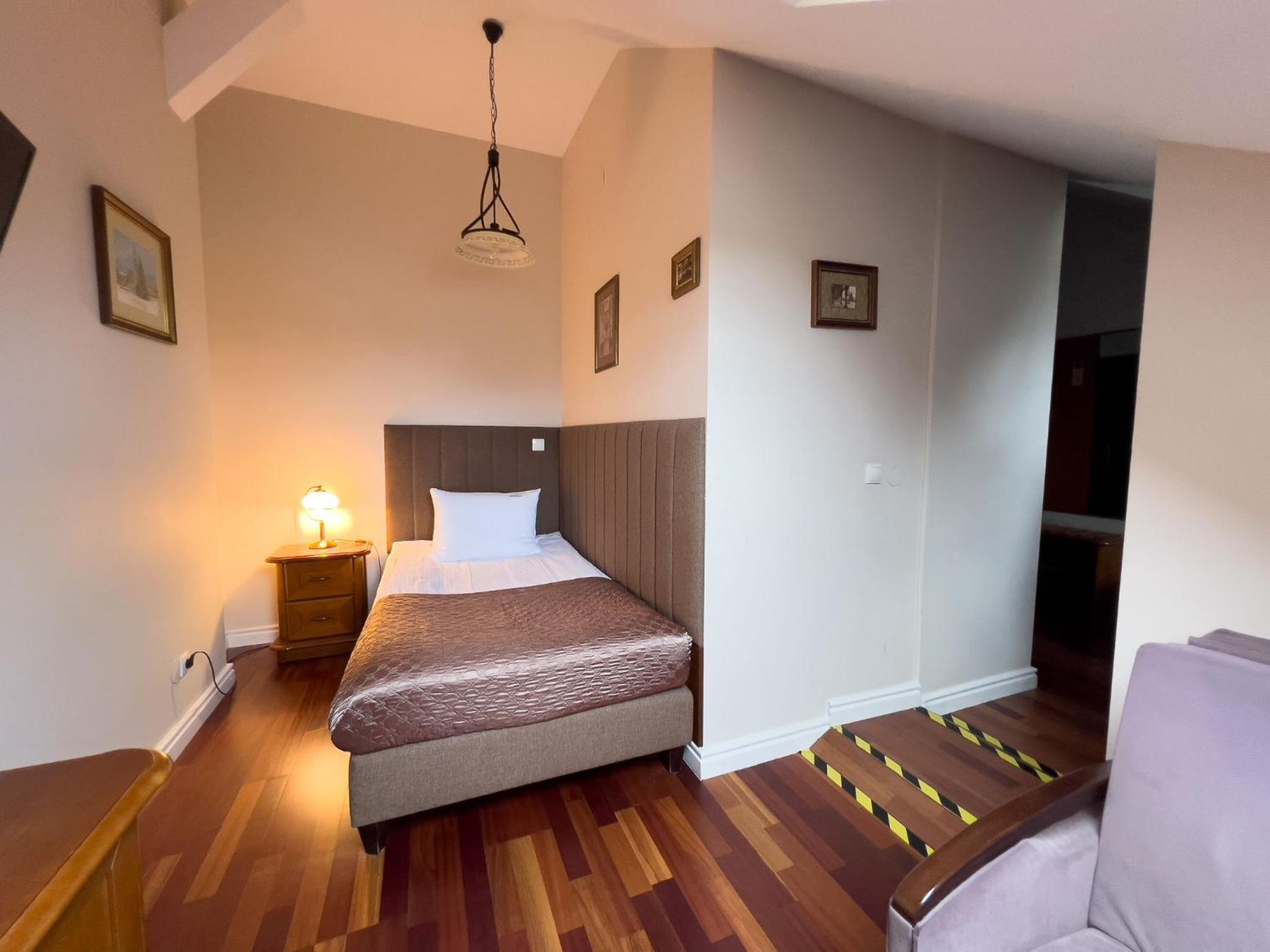 Twin Room - Photo 12