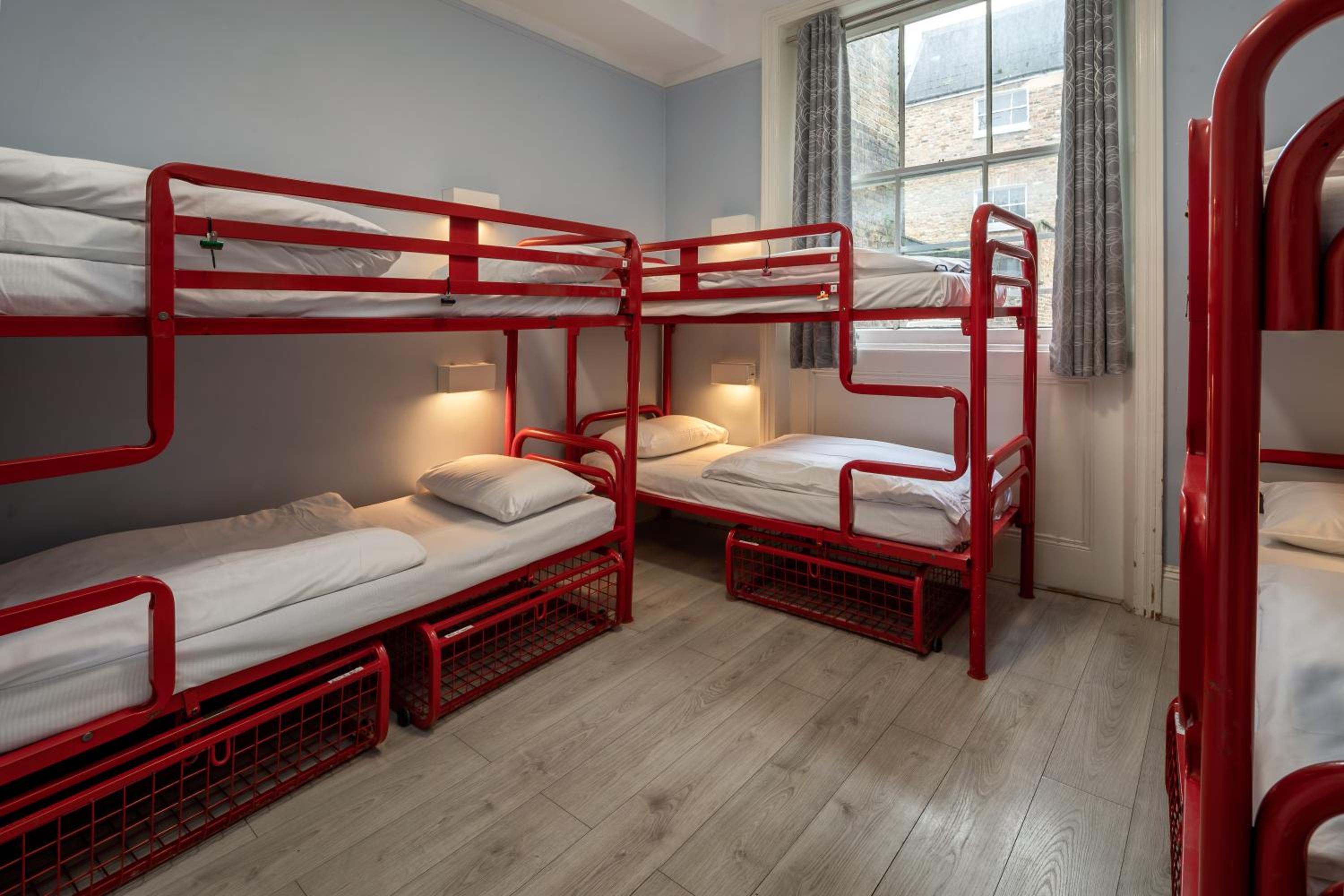5 Bed Mixed Dorm Ensuite (18–40 years) photo 2