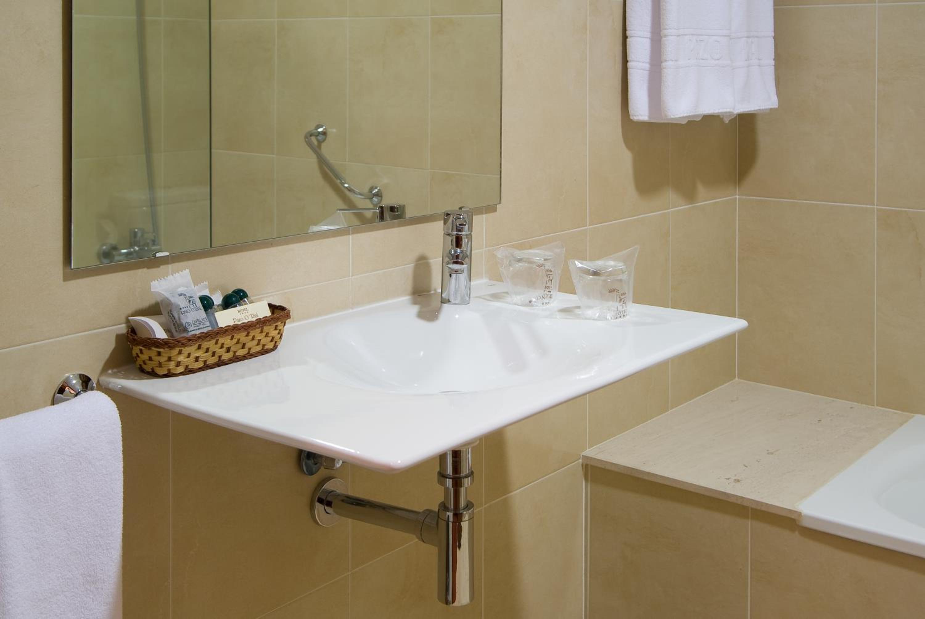 Deluxe Double Room with Balcony photo 3
