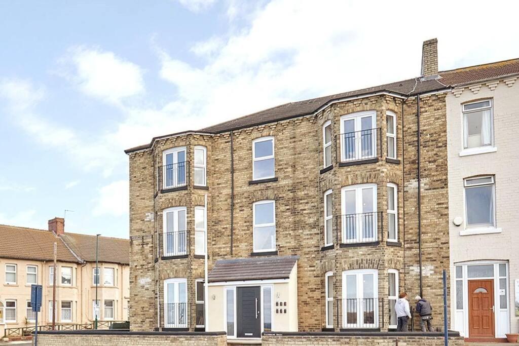Eight-Bedroom House photo 2