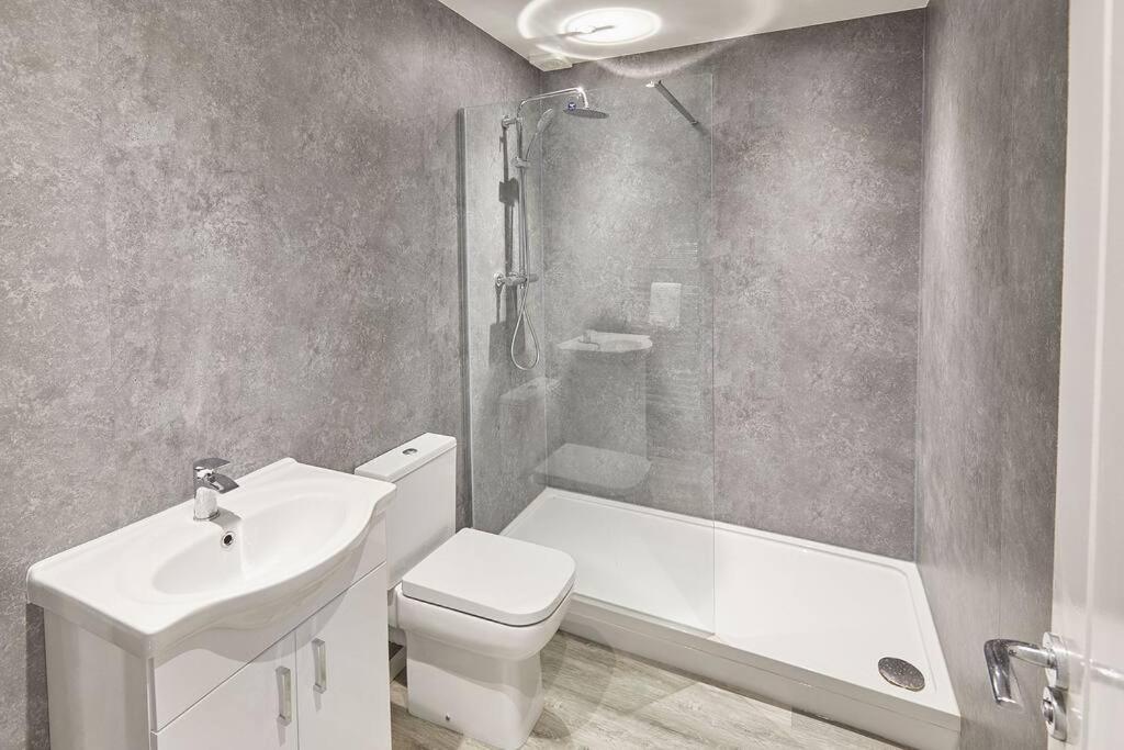 Eight-Bedroom House photo 3