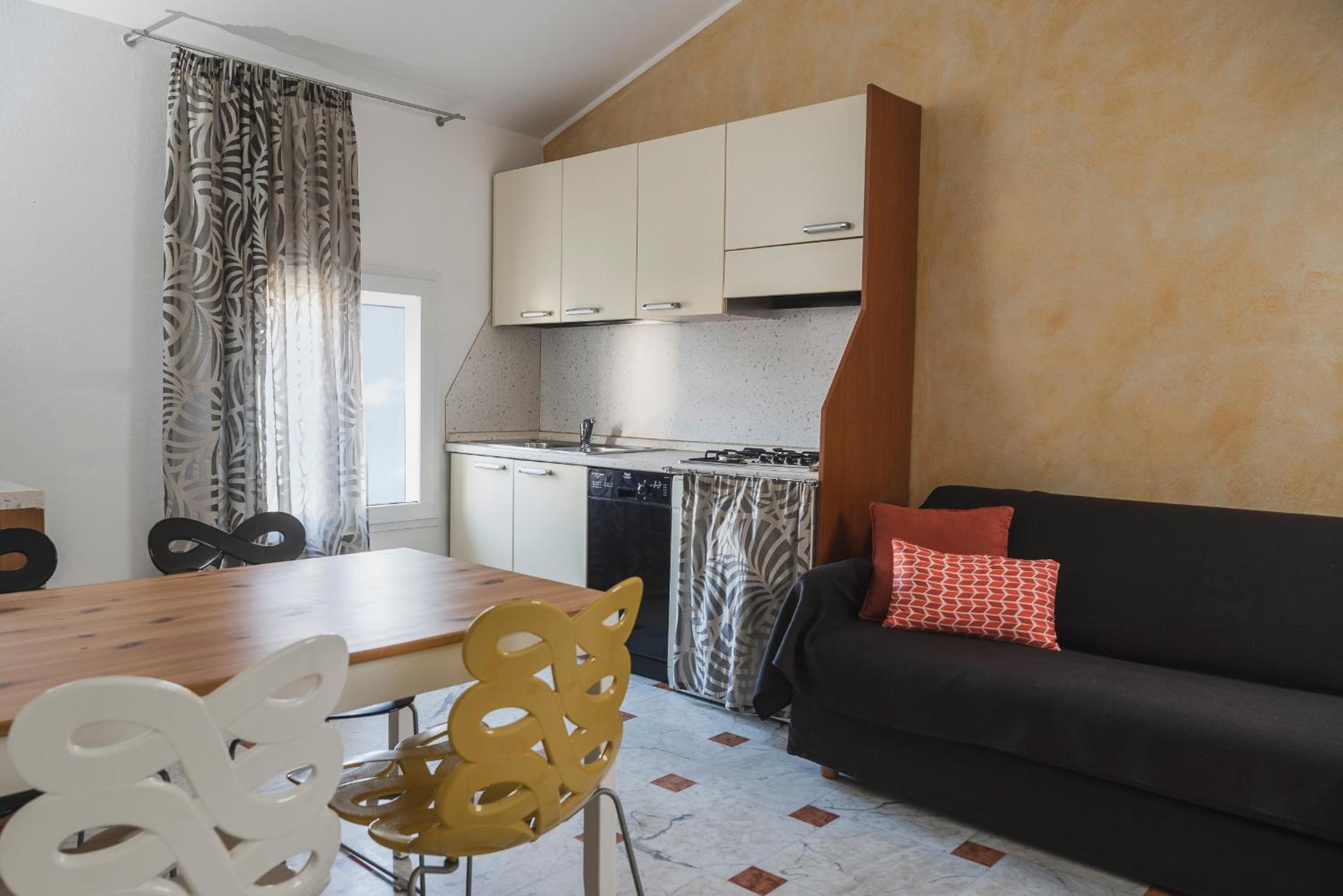 One-Bedroom Apartment - Photo 2