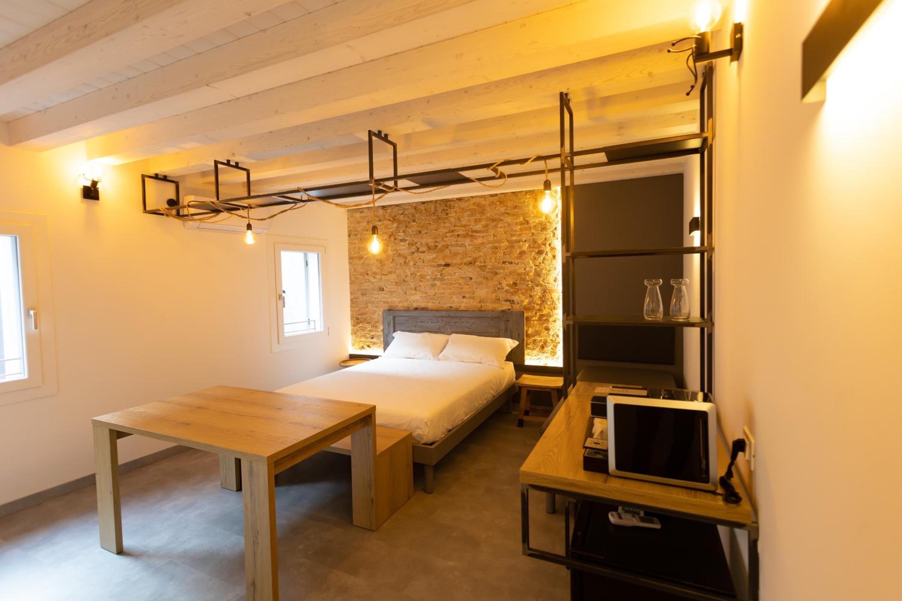 Deluxe King Room - Photo 3