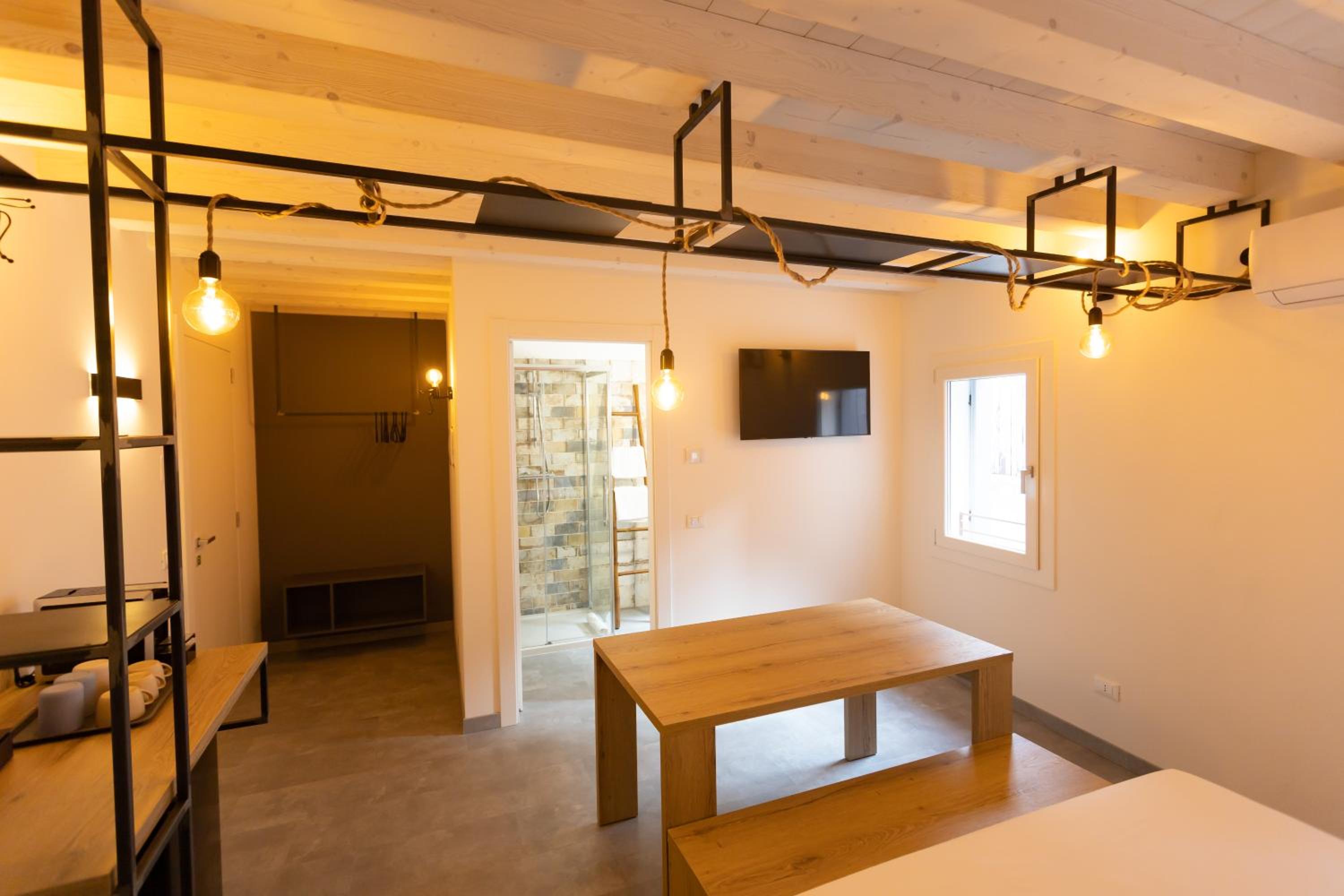 Deluxe King Room - Photo 2