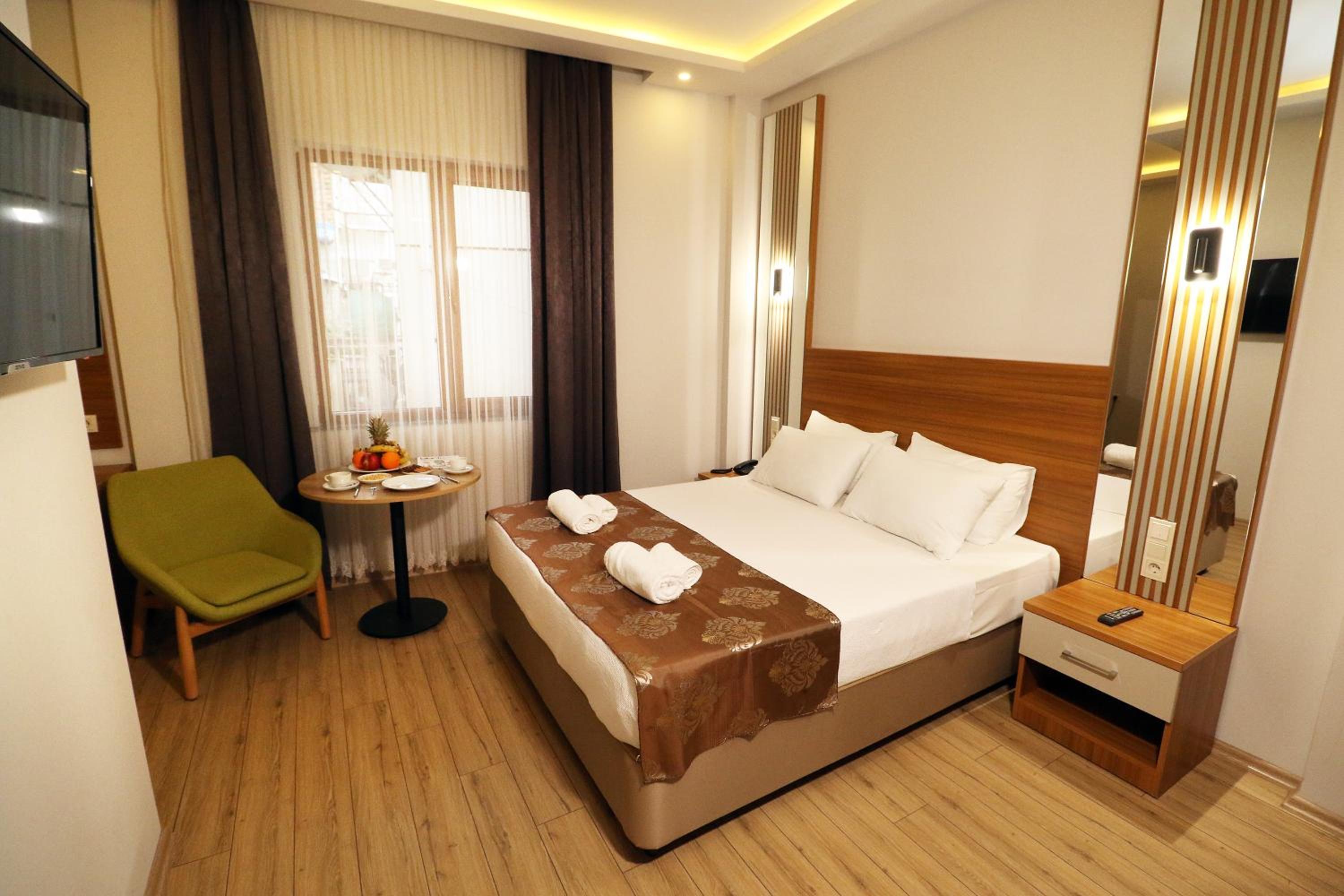 Deluxe Queen Room - Photo 5