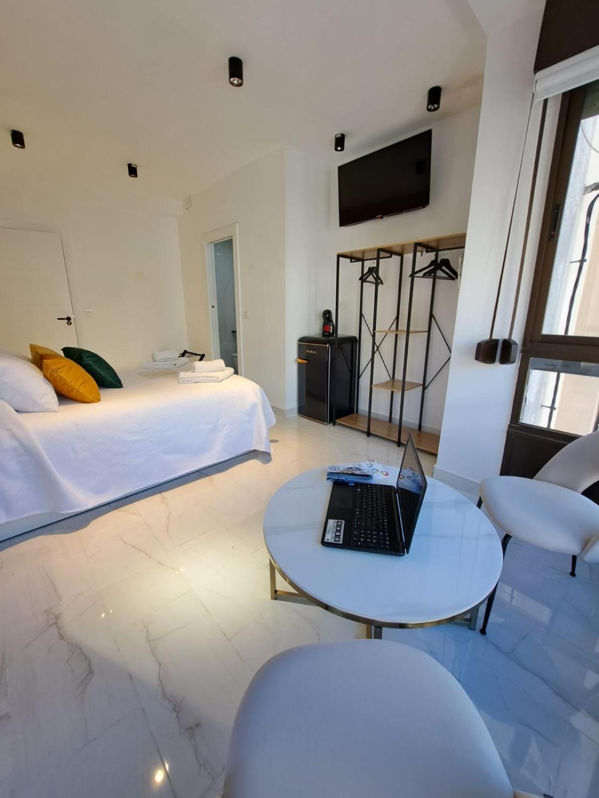 Deluxe Double Room with Balcony photo 3