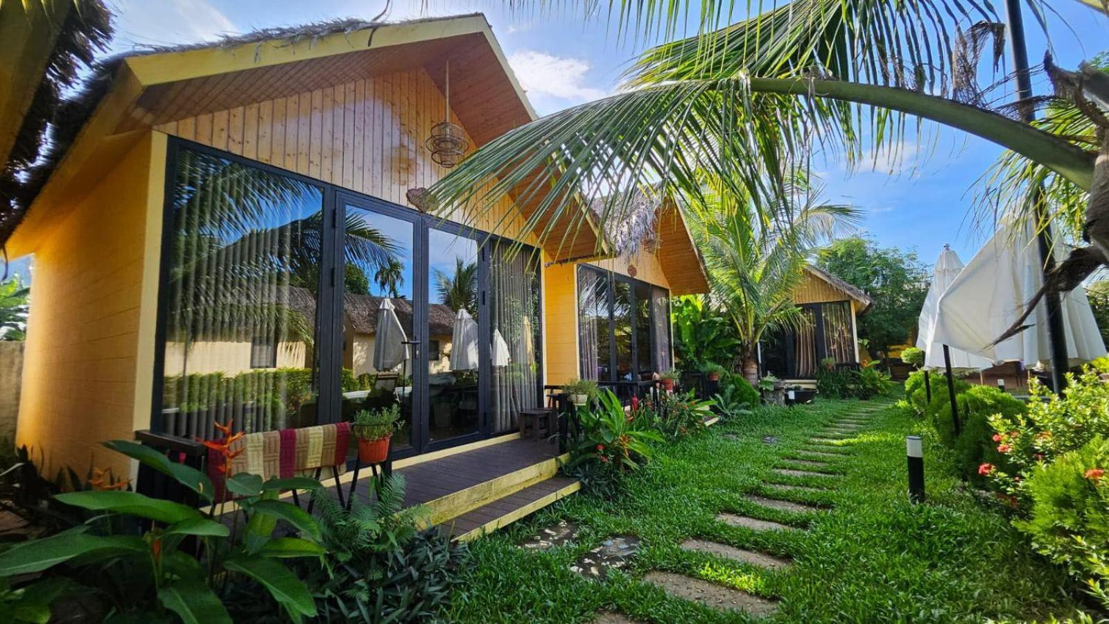 Bungalow with Garden View