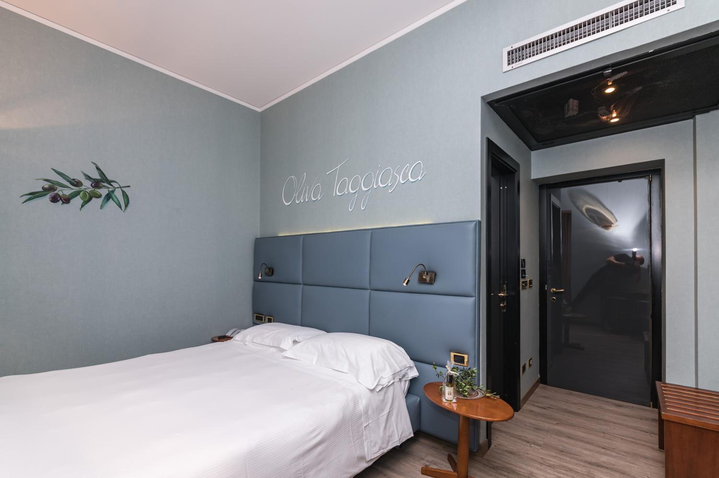 Double or Twin Room with Balcony - Photo 3