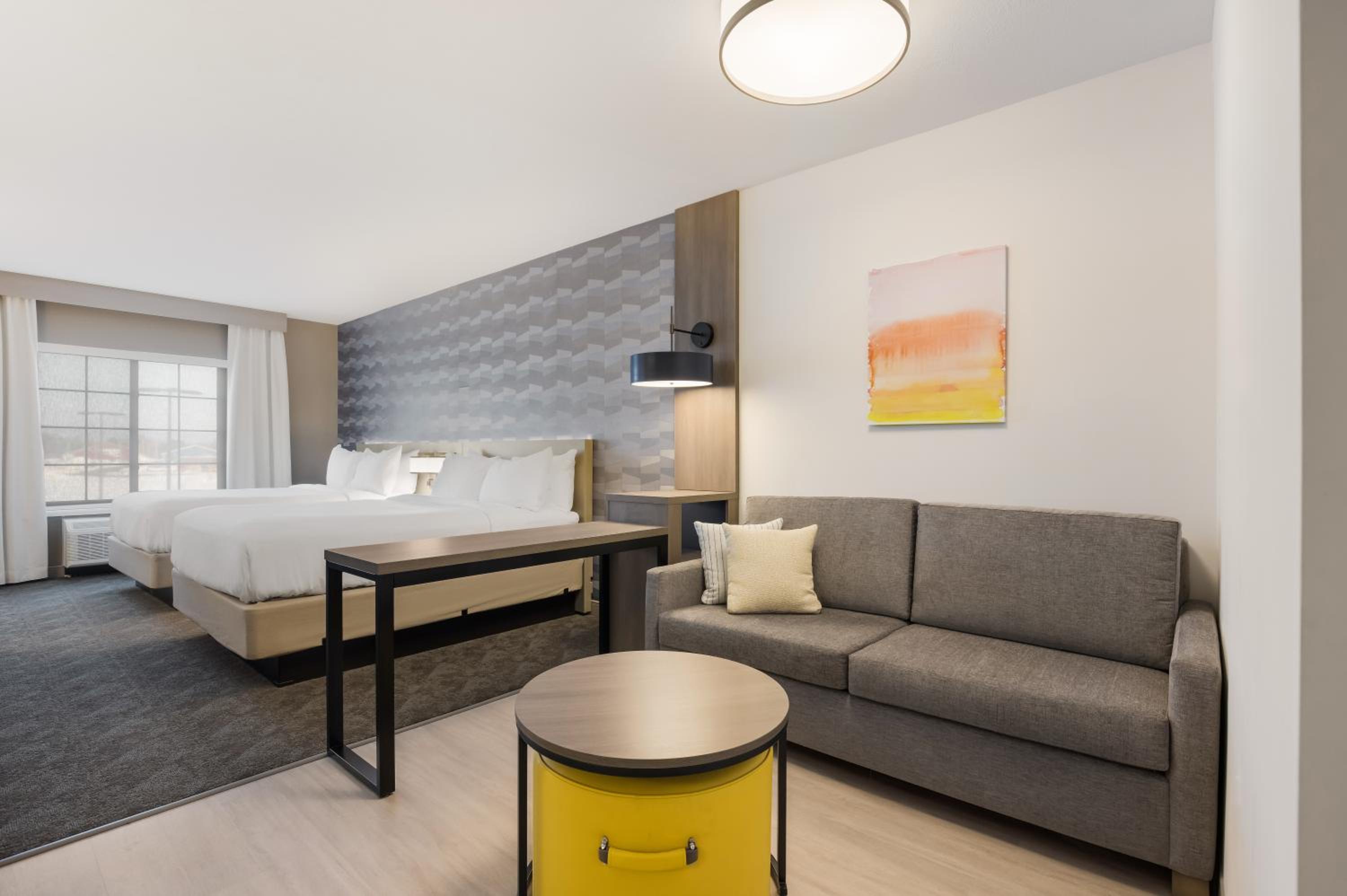 Queen Suite with Two Queen Beds and Sofabed - Non Smoking/Pet Friendly - Photo 4