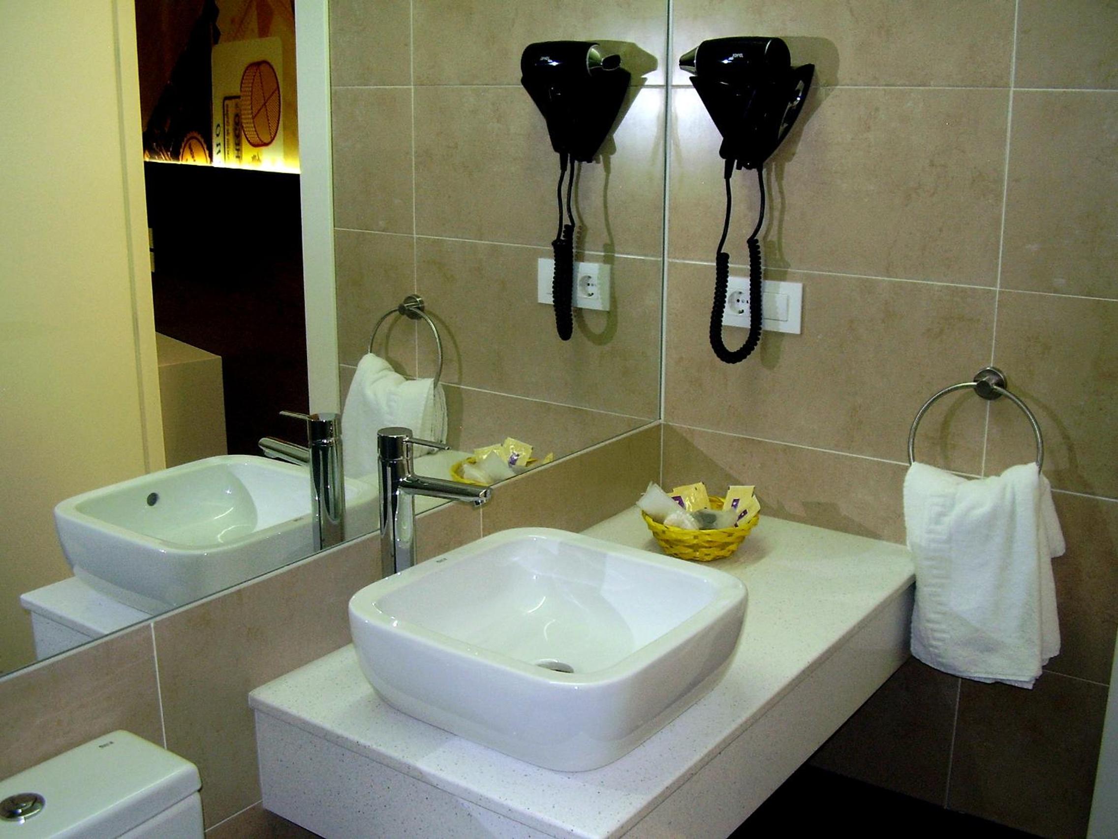 Double or Twin Room - Photo 11