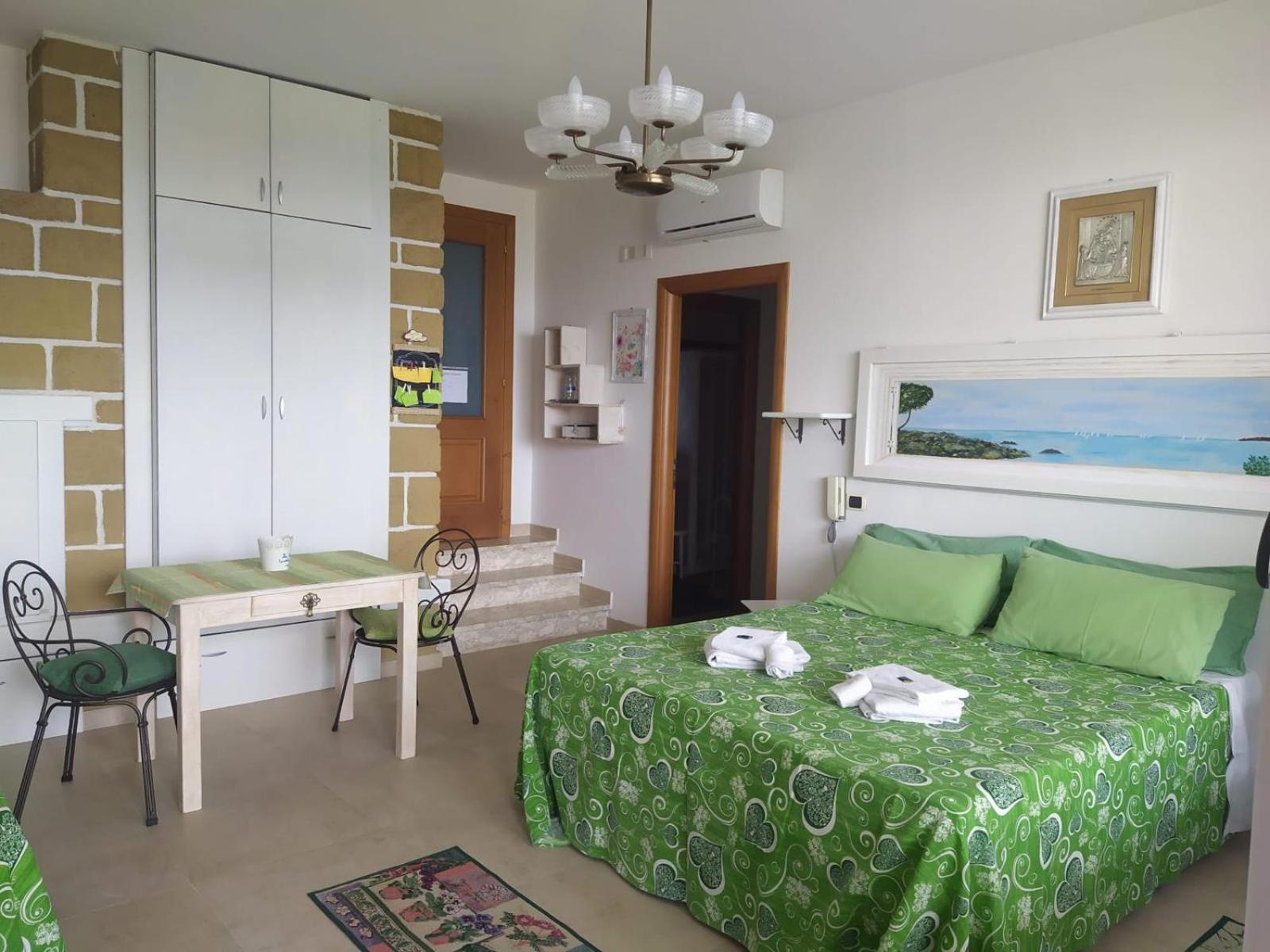 Deluxe Double Room with Balcony and Sea View photo 2