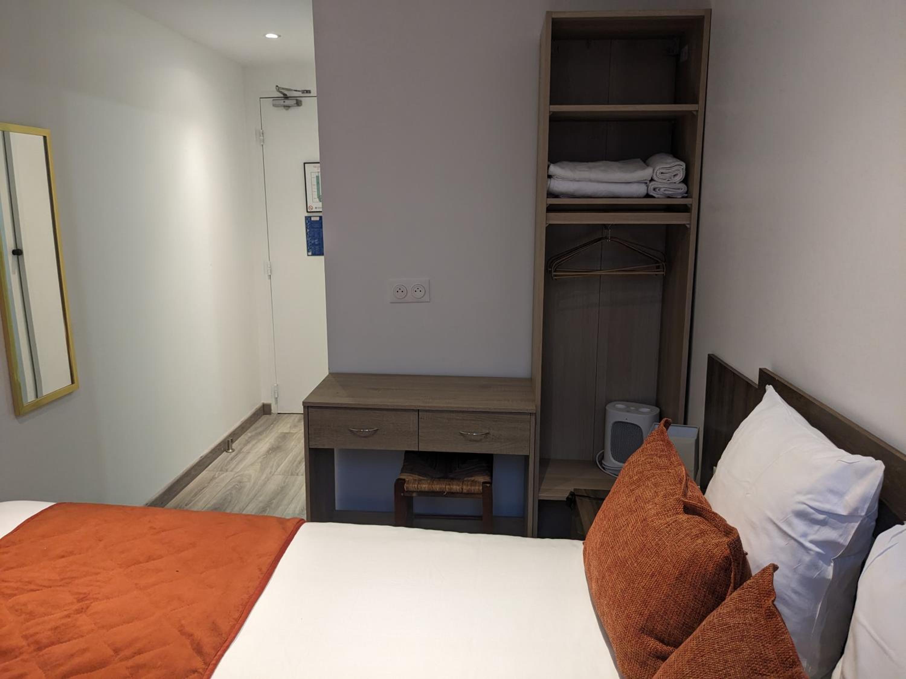 Double Room - Photo 6