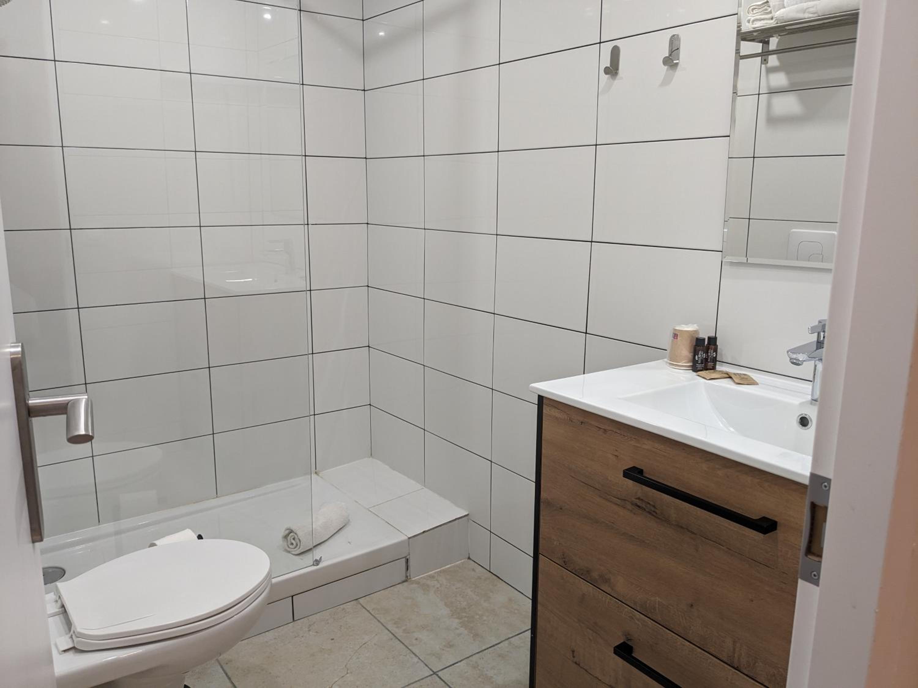 Large Double Room - Photo 6
