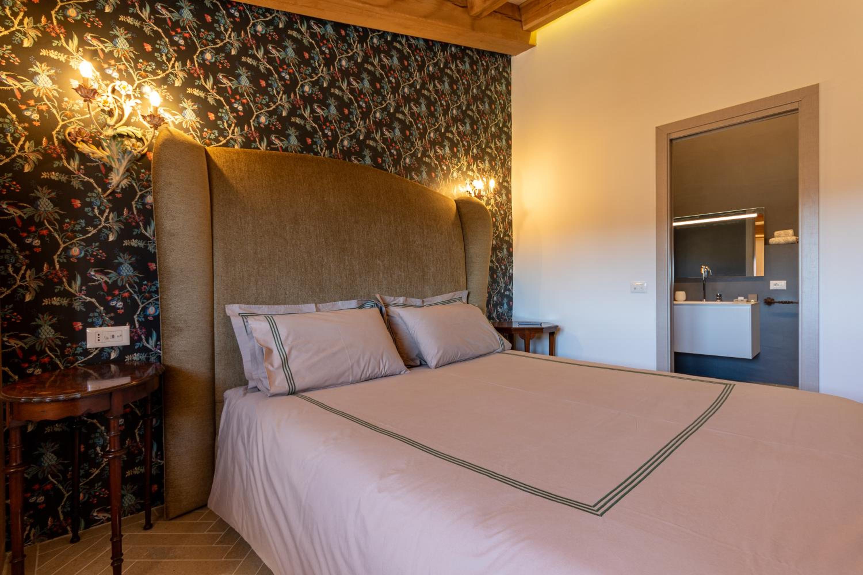 Deluxe Junior Suite photo 3