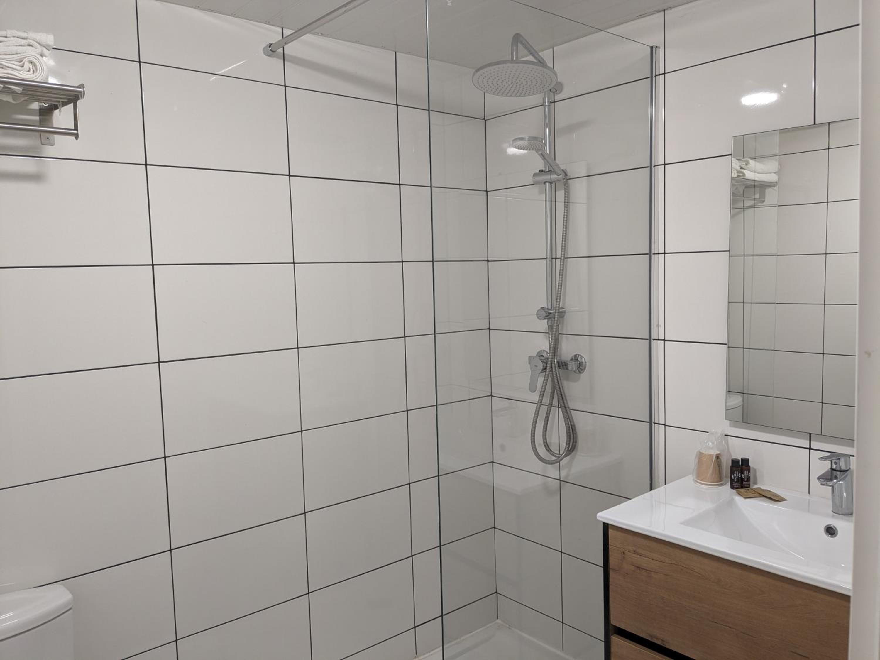 Large Double Room - Photo 9