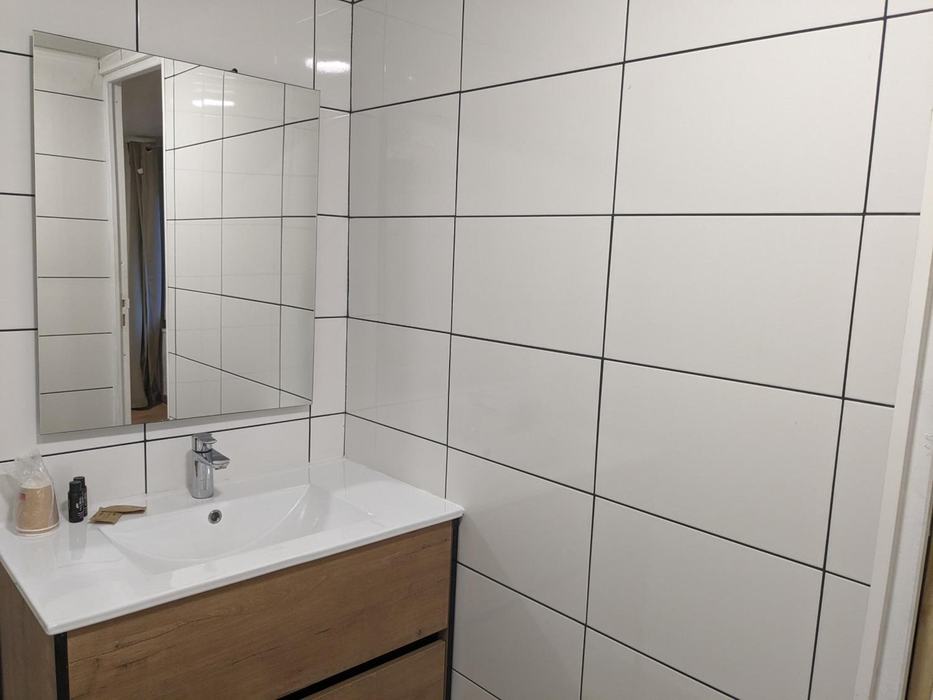 Large Double Room - Photo 5