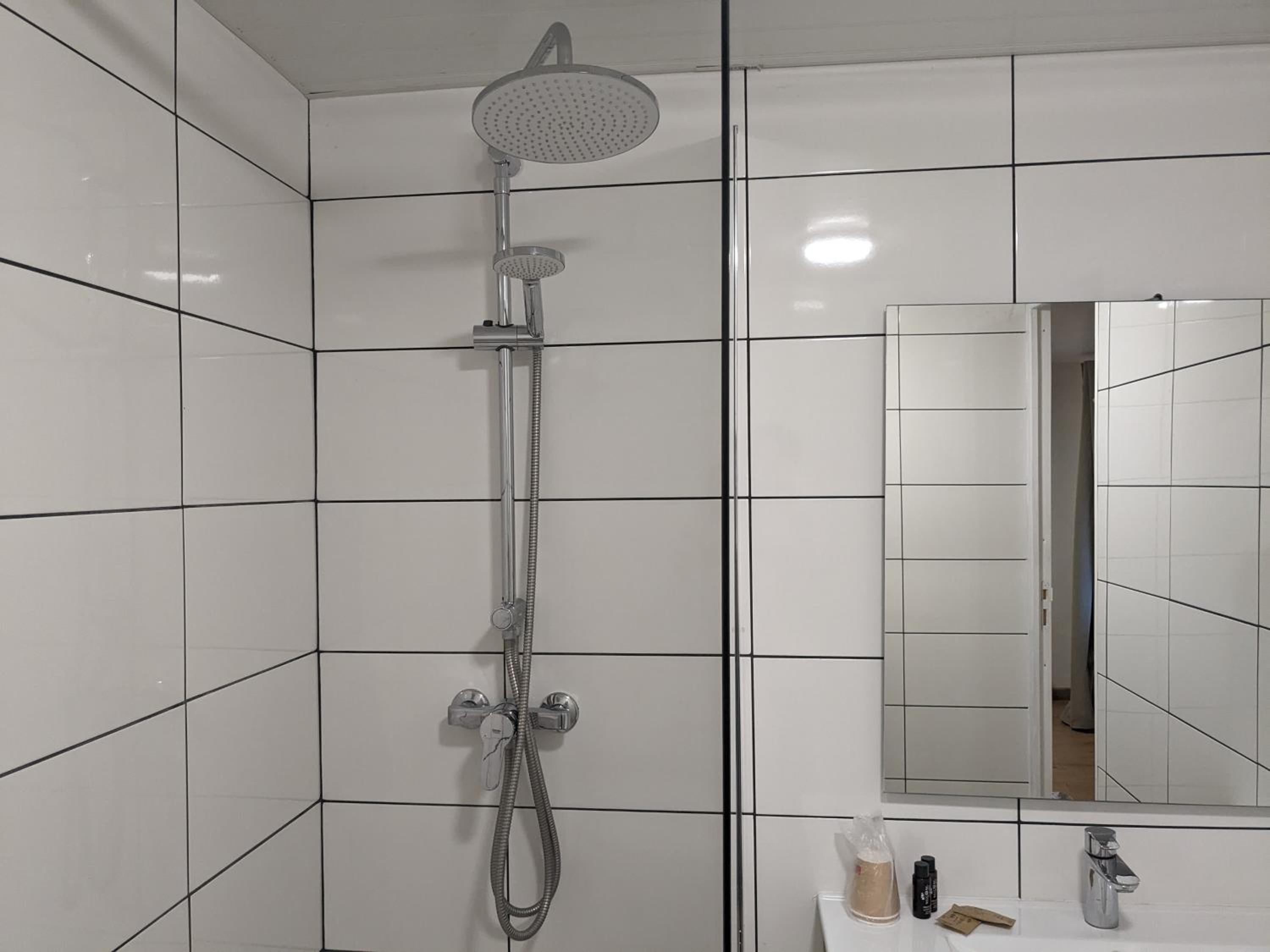 Large Double Room - Photo 7