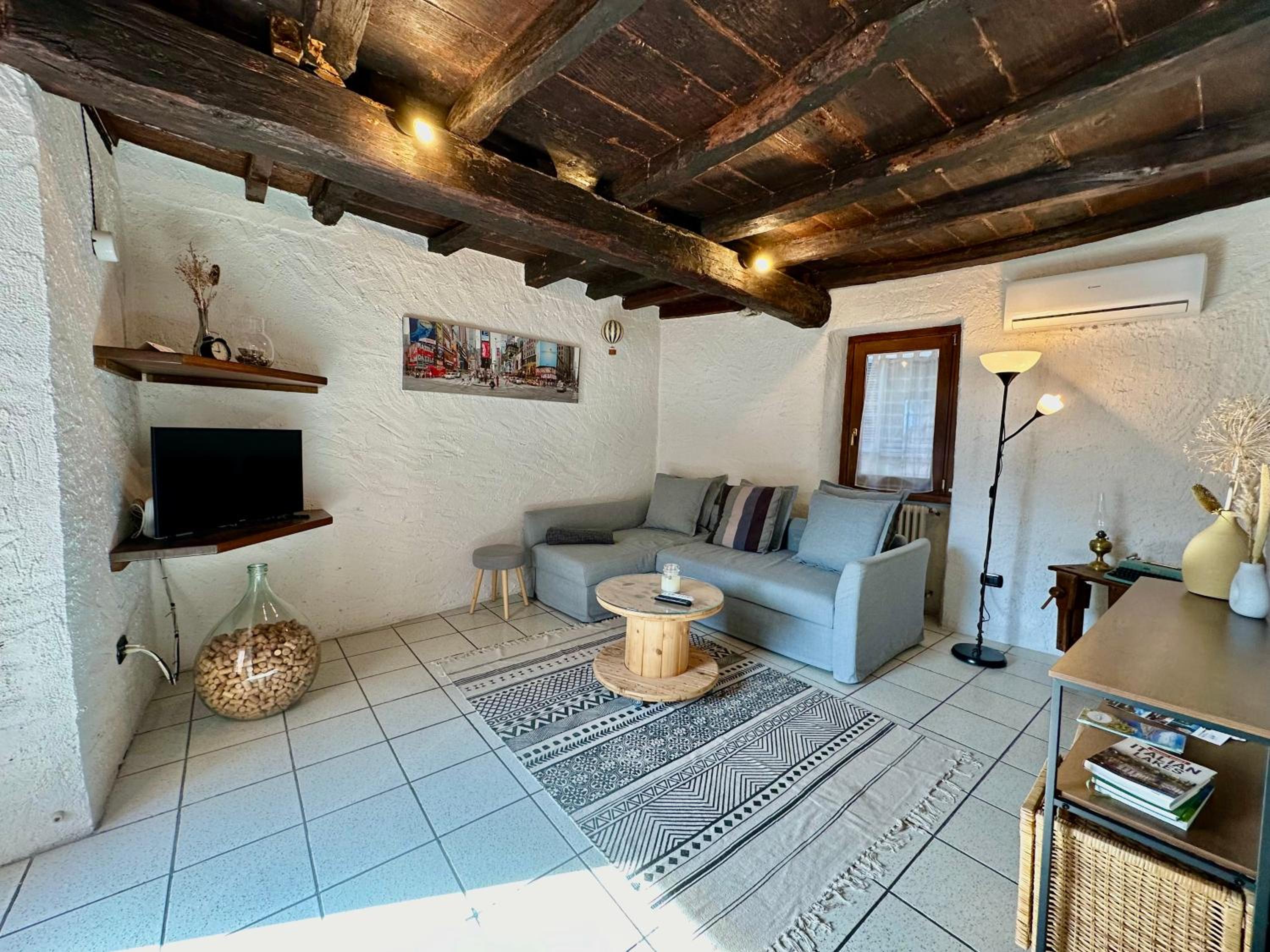 One-Bedroom Apartment - Split Level photo 2