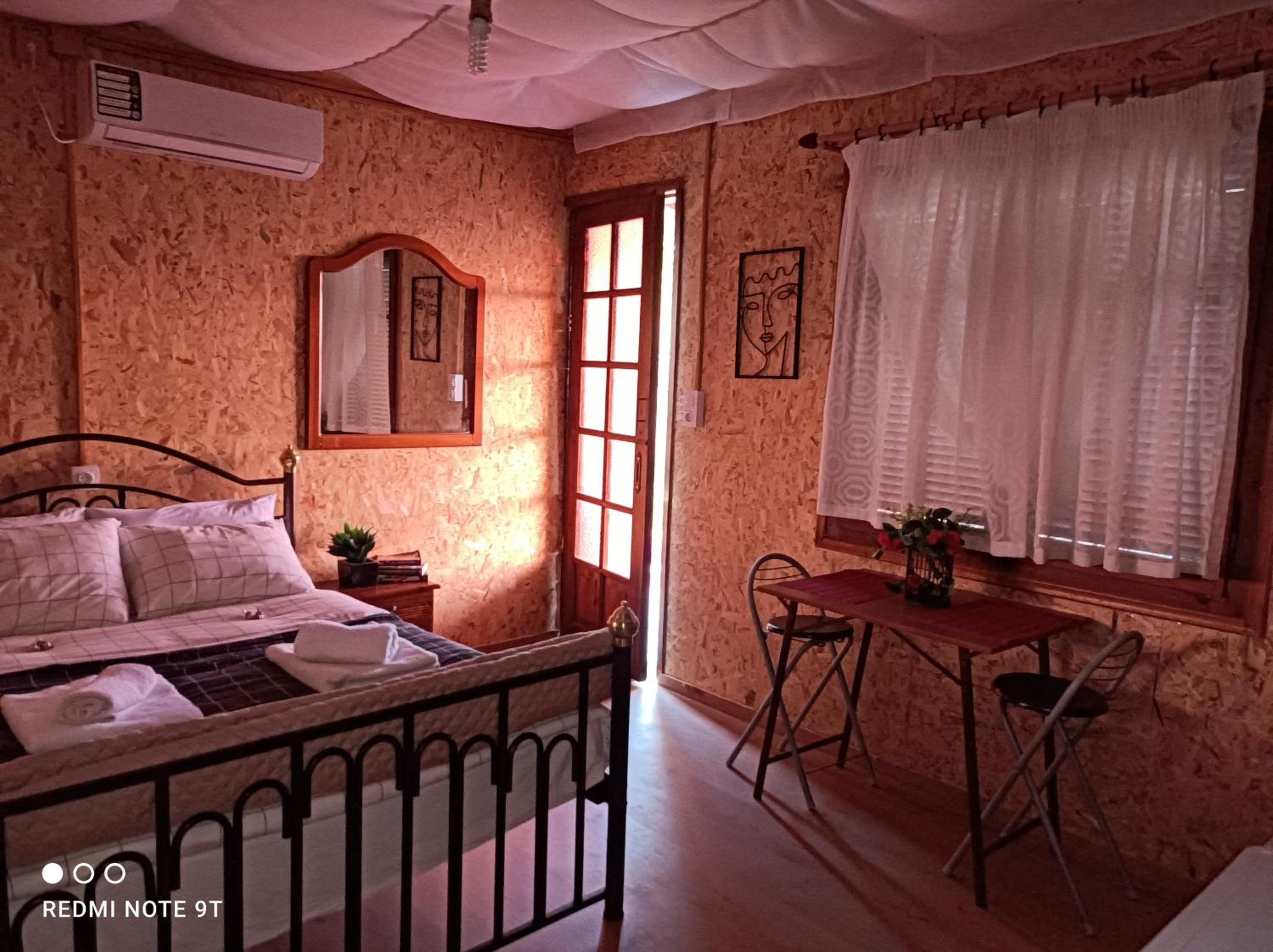 One-Bedroom House - Photo 12