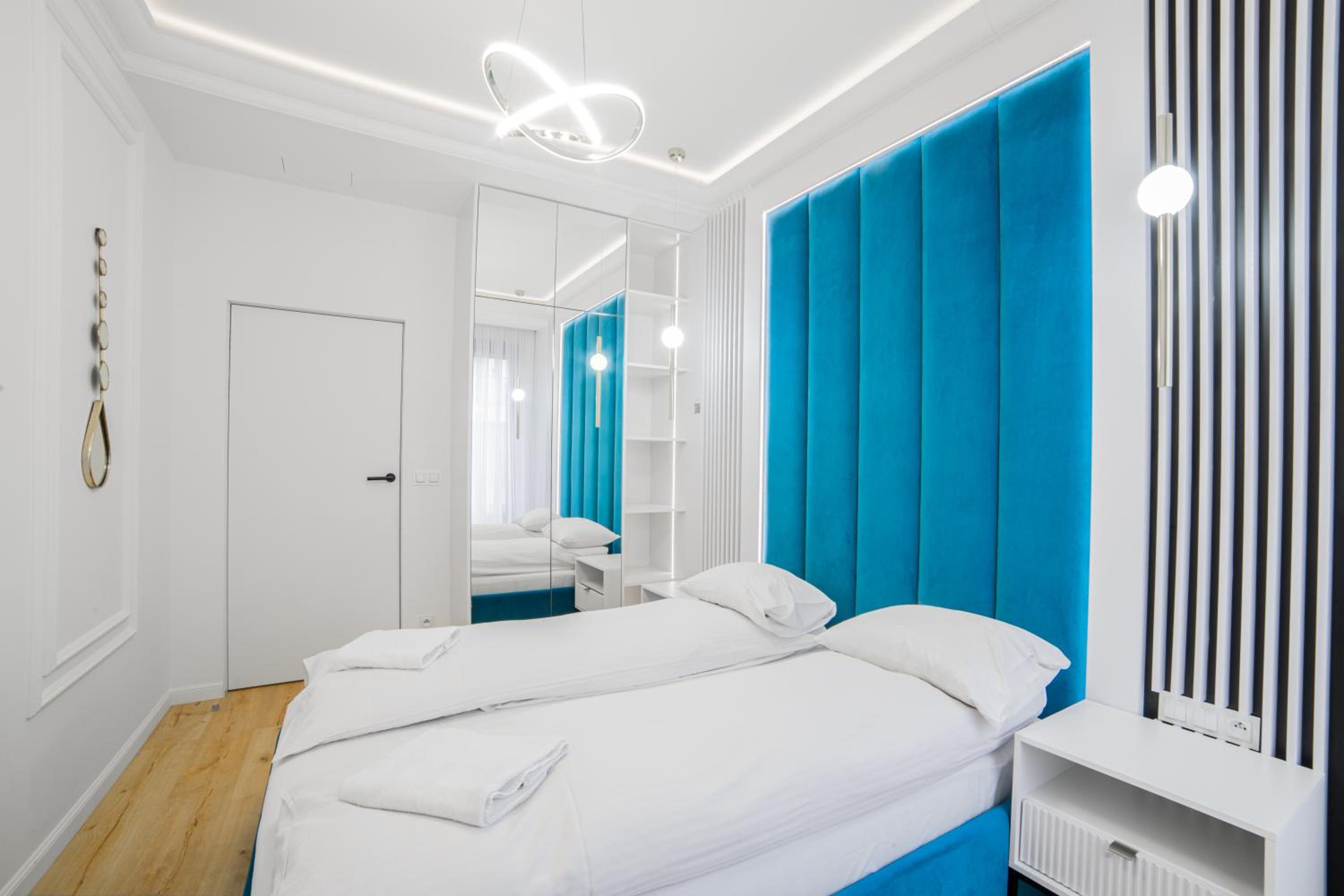 Three-Bedroom Apartment with Marina View - Photo 4