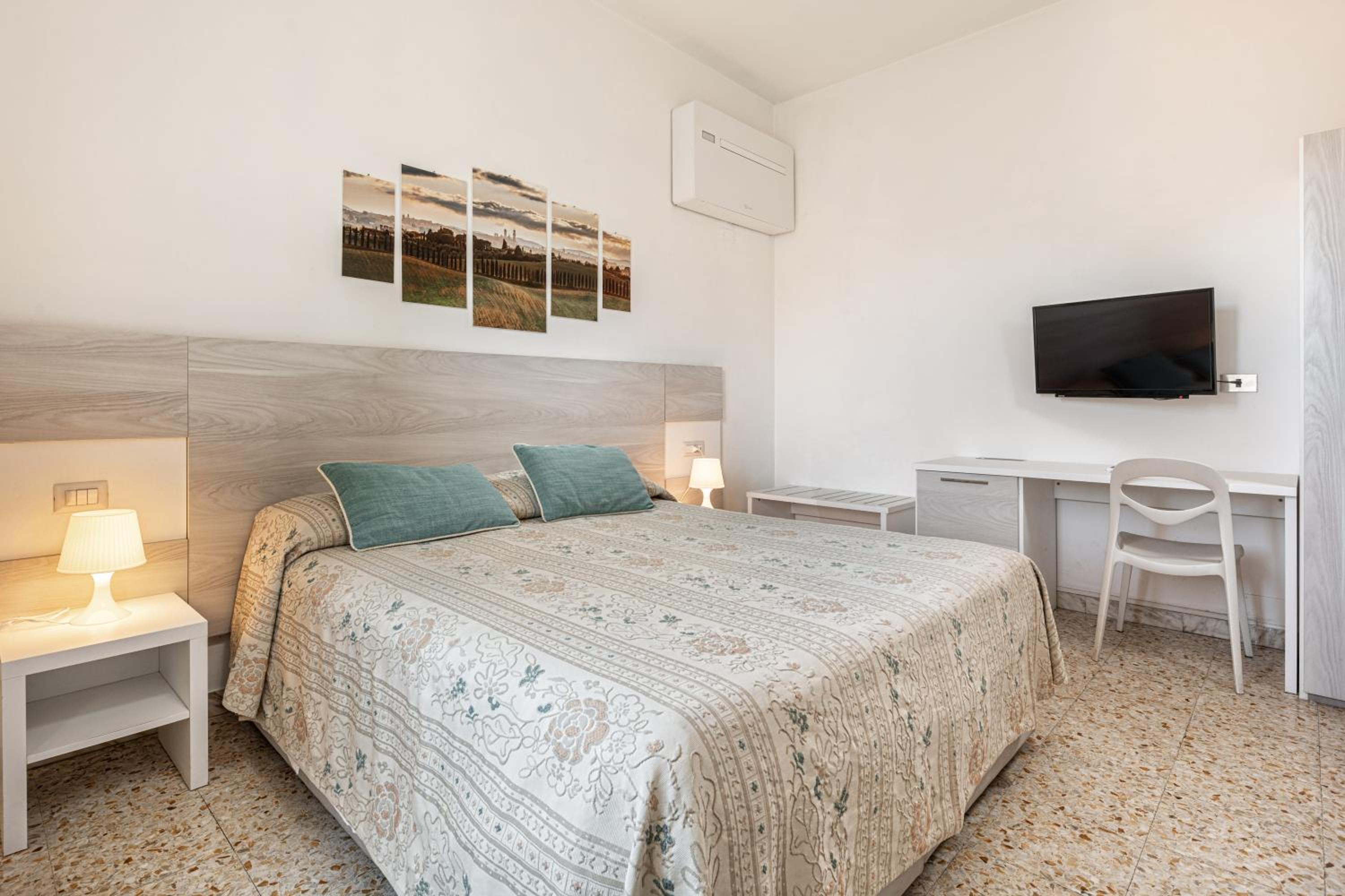 Economy Double Room - Photo 10