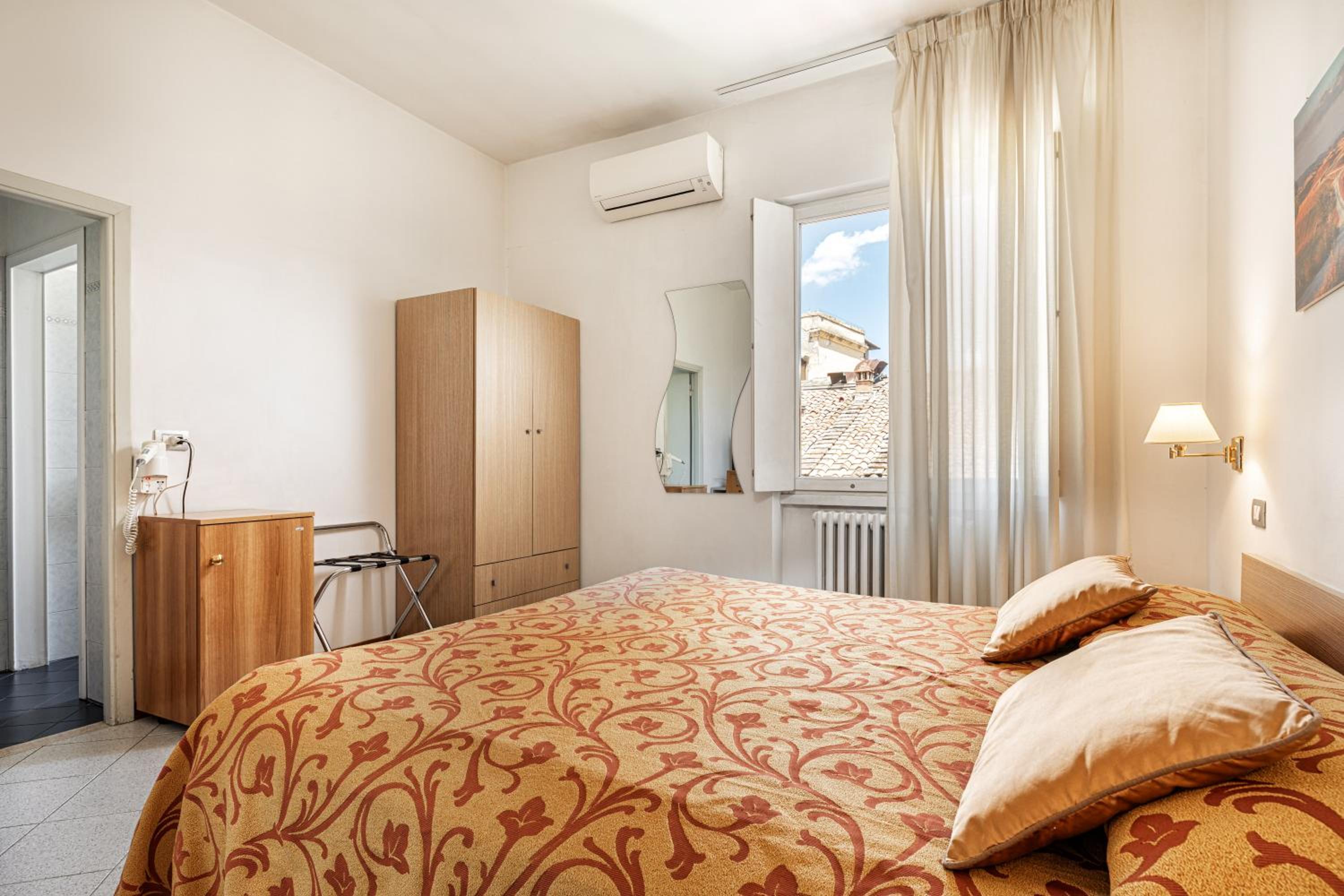 Economy Double Room - Photo 9