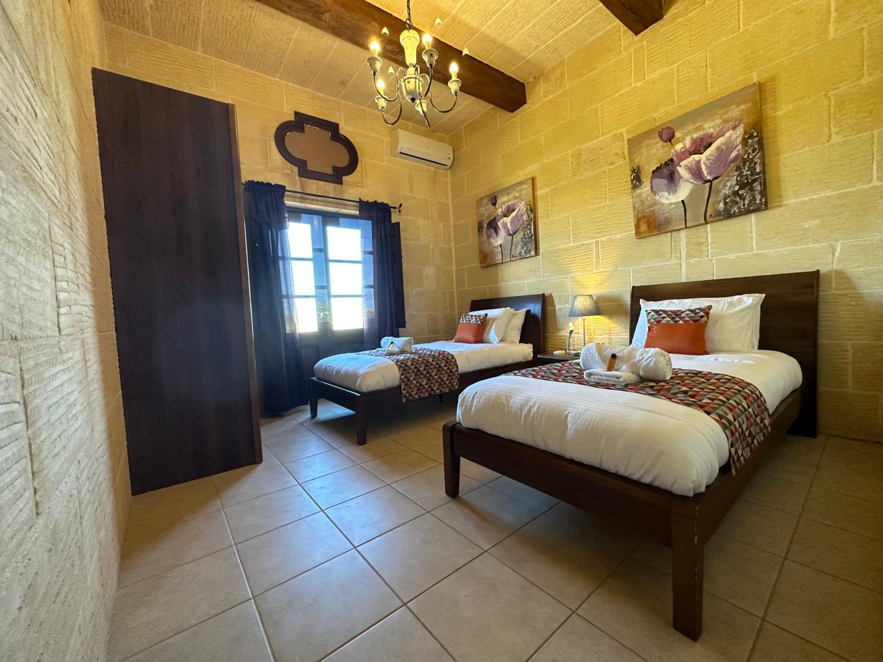 Seven-Bedroom House photo 2