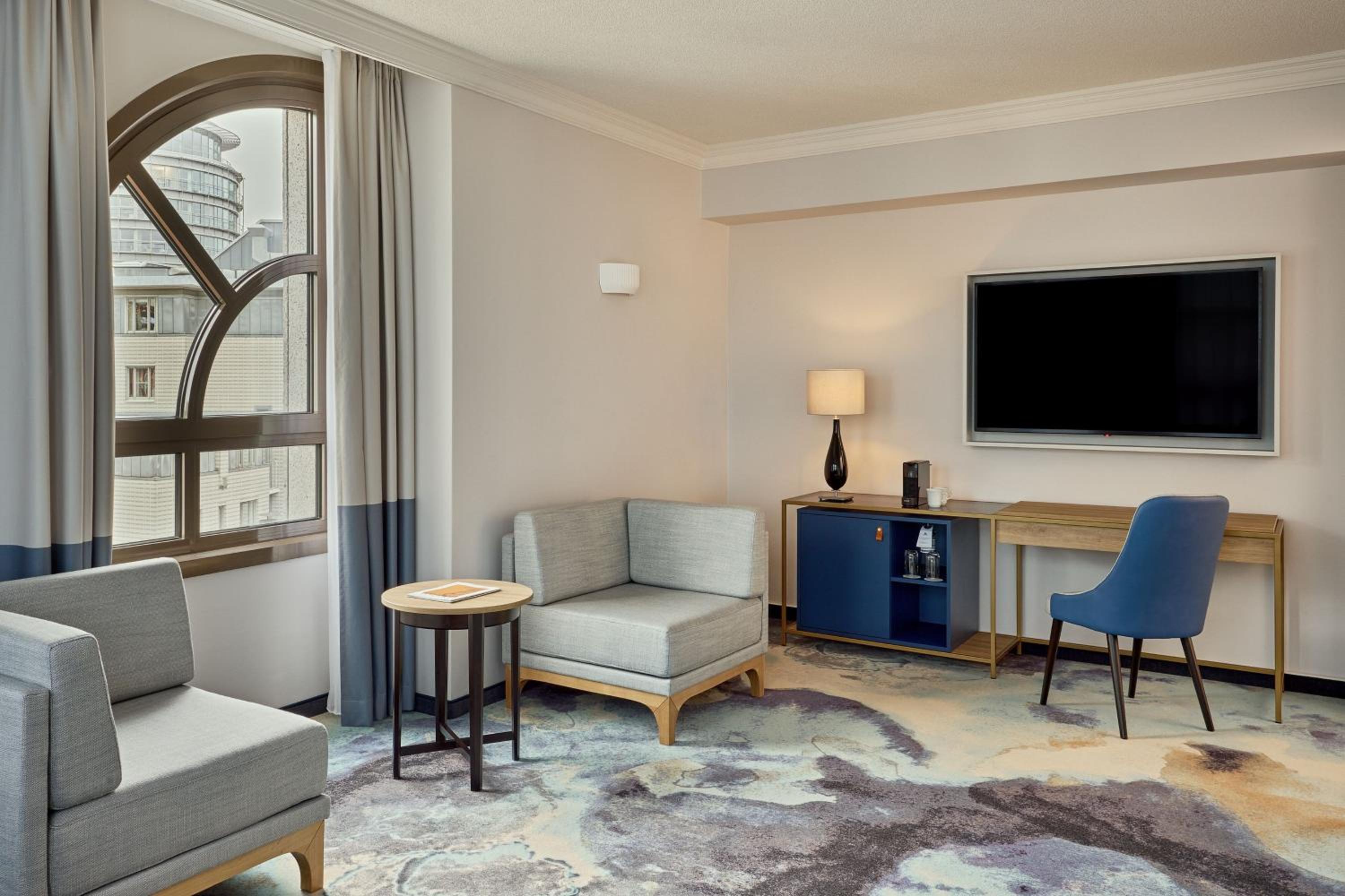 Junior Suite with King Bed and Sofa Bed - Lounge Access