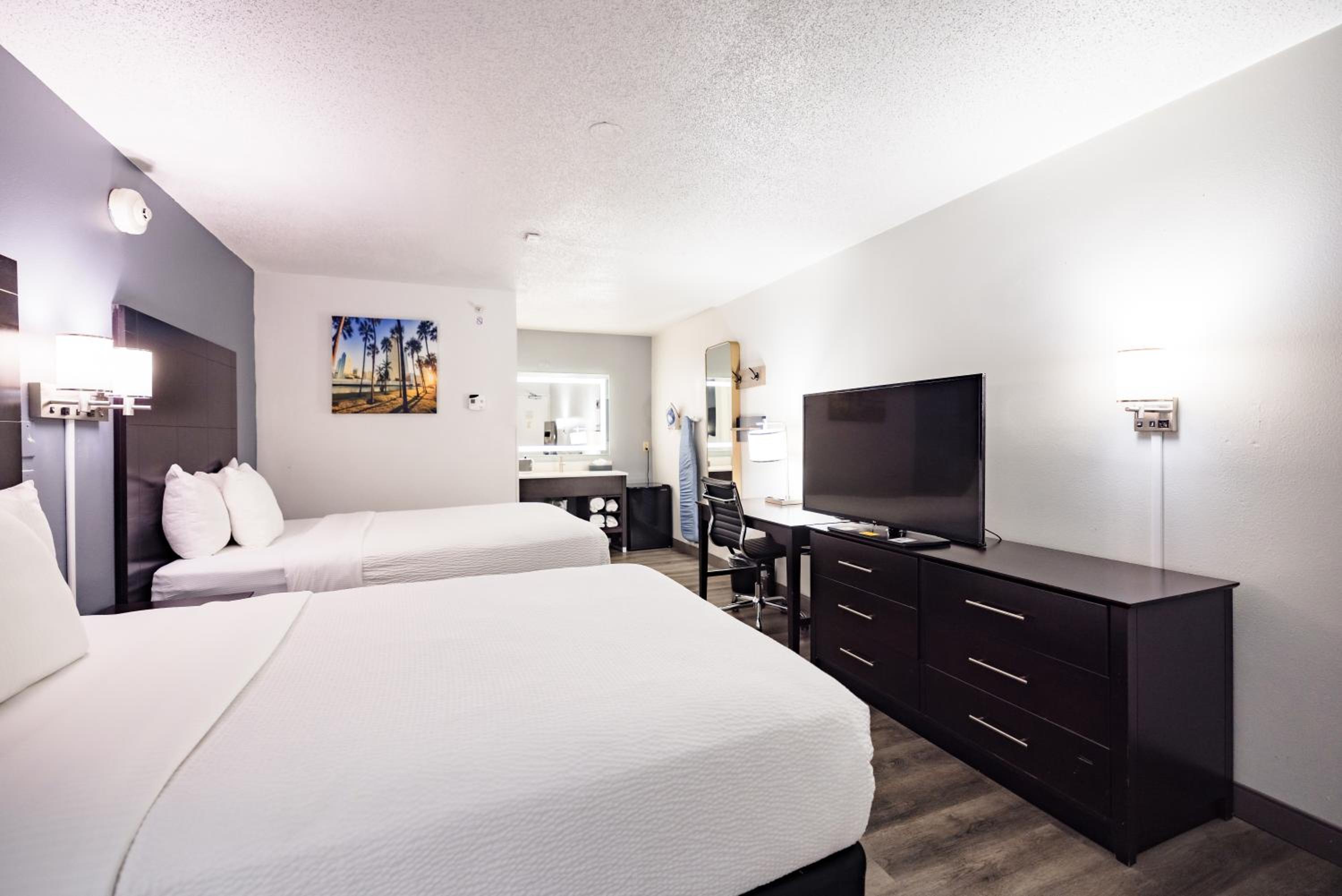 Double Room with Two Double Beds - Non-Smoking - Photo 2
