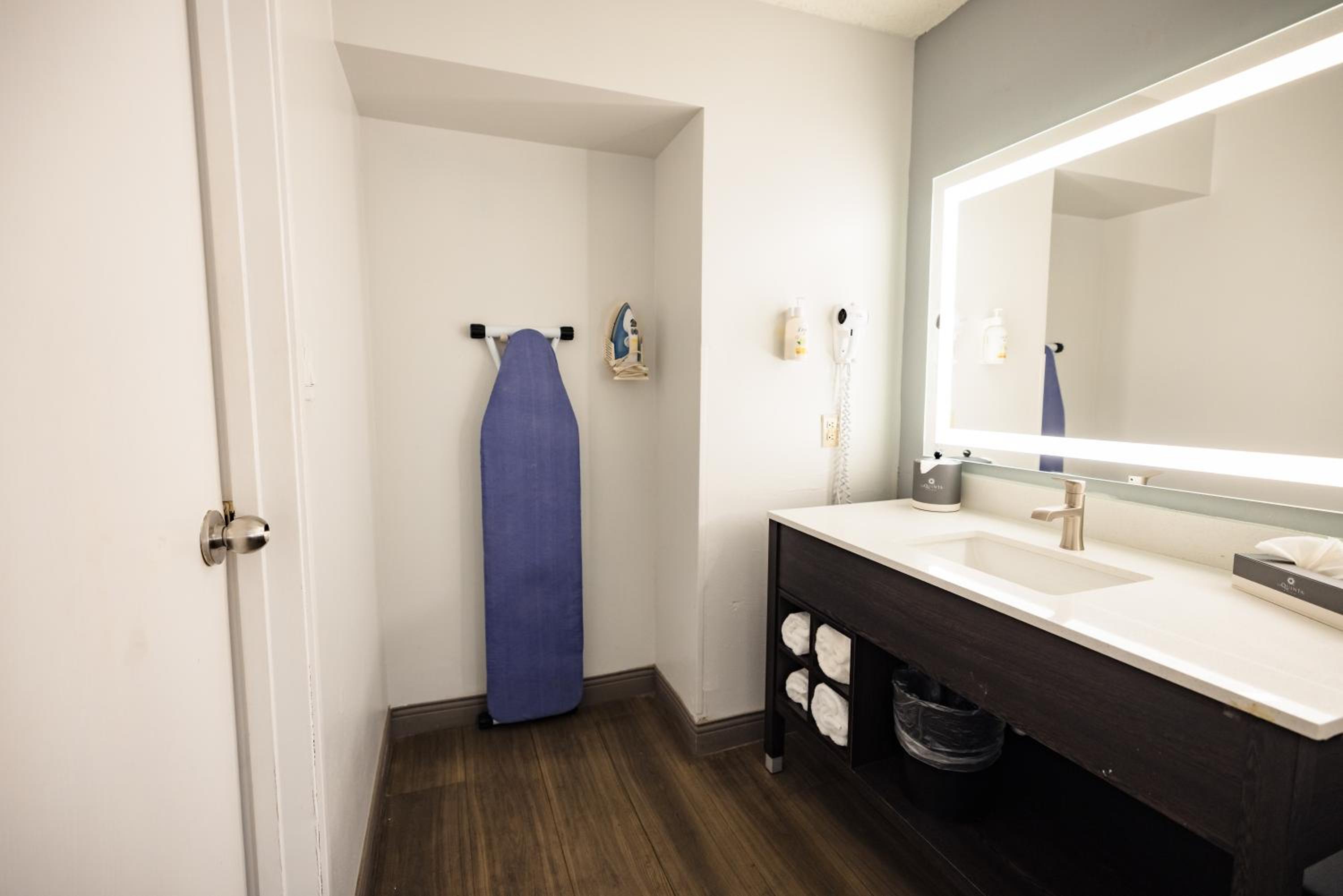 King Room - Non-Smoking - Photo 2