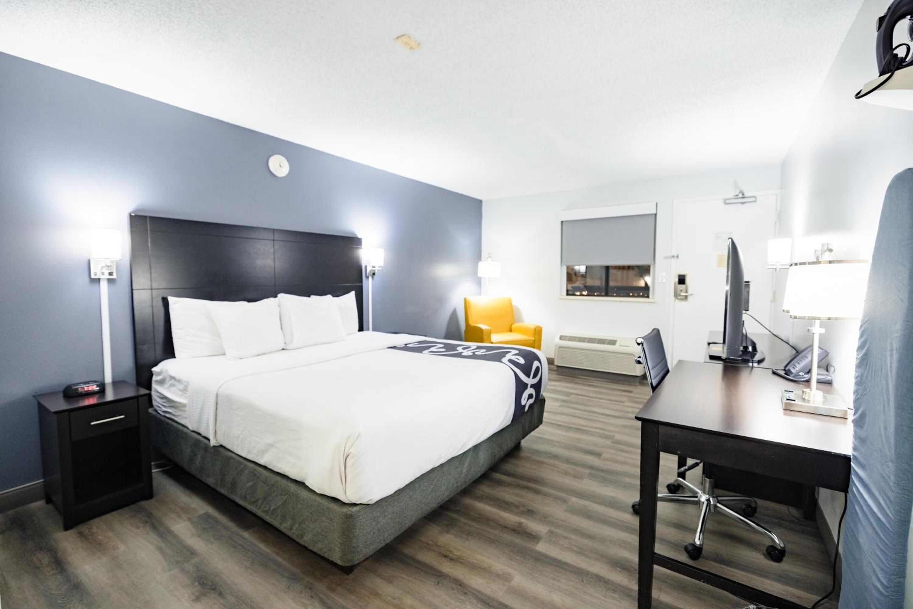 King Room - Non-Smoking - Photo 7